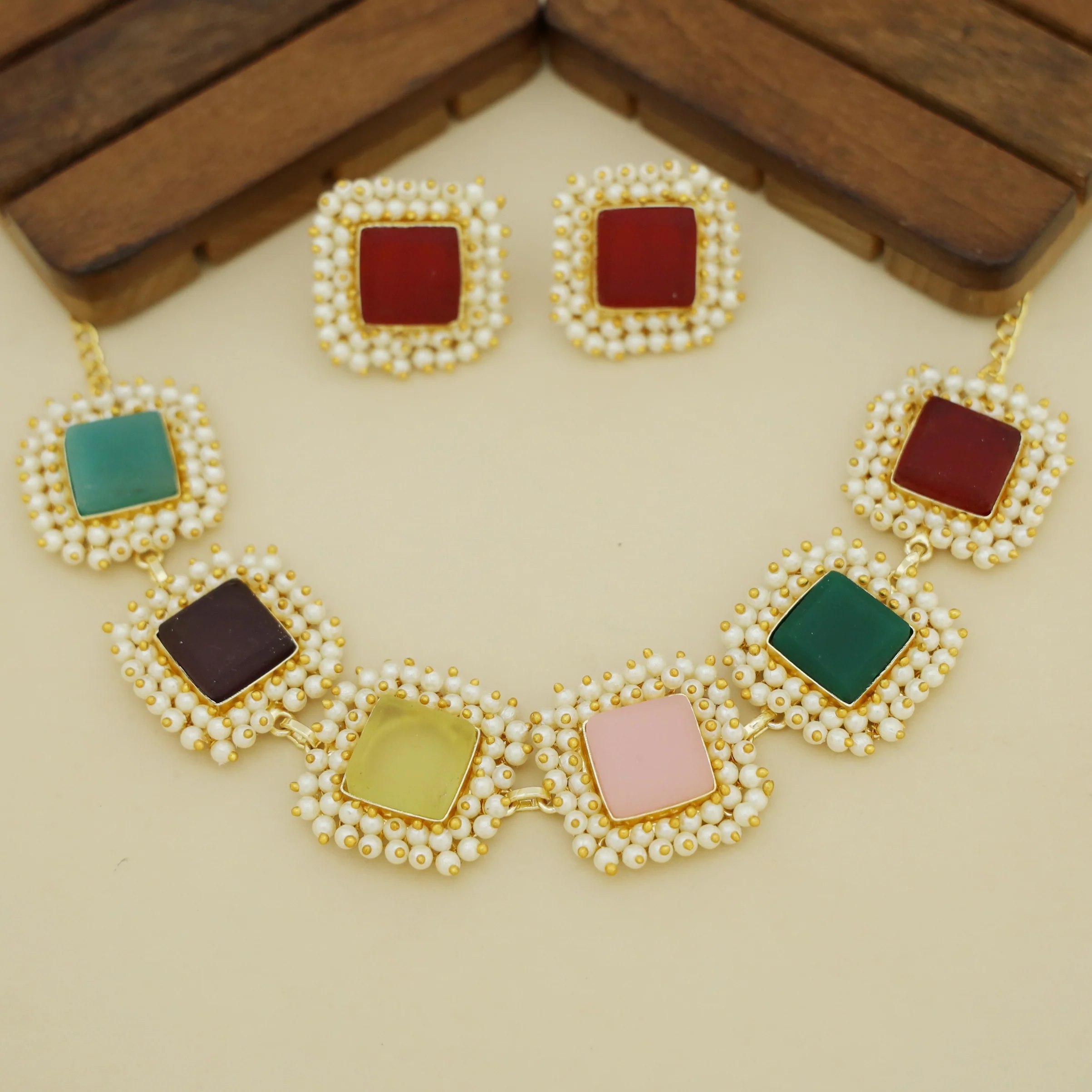 Full Pearl Square Choker With Earring - Image 13