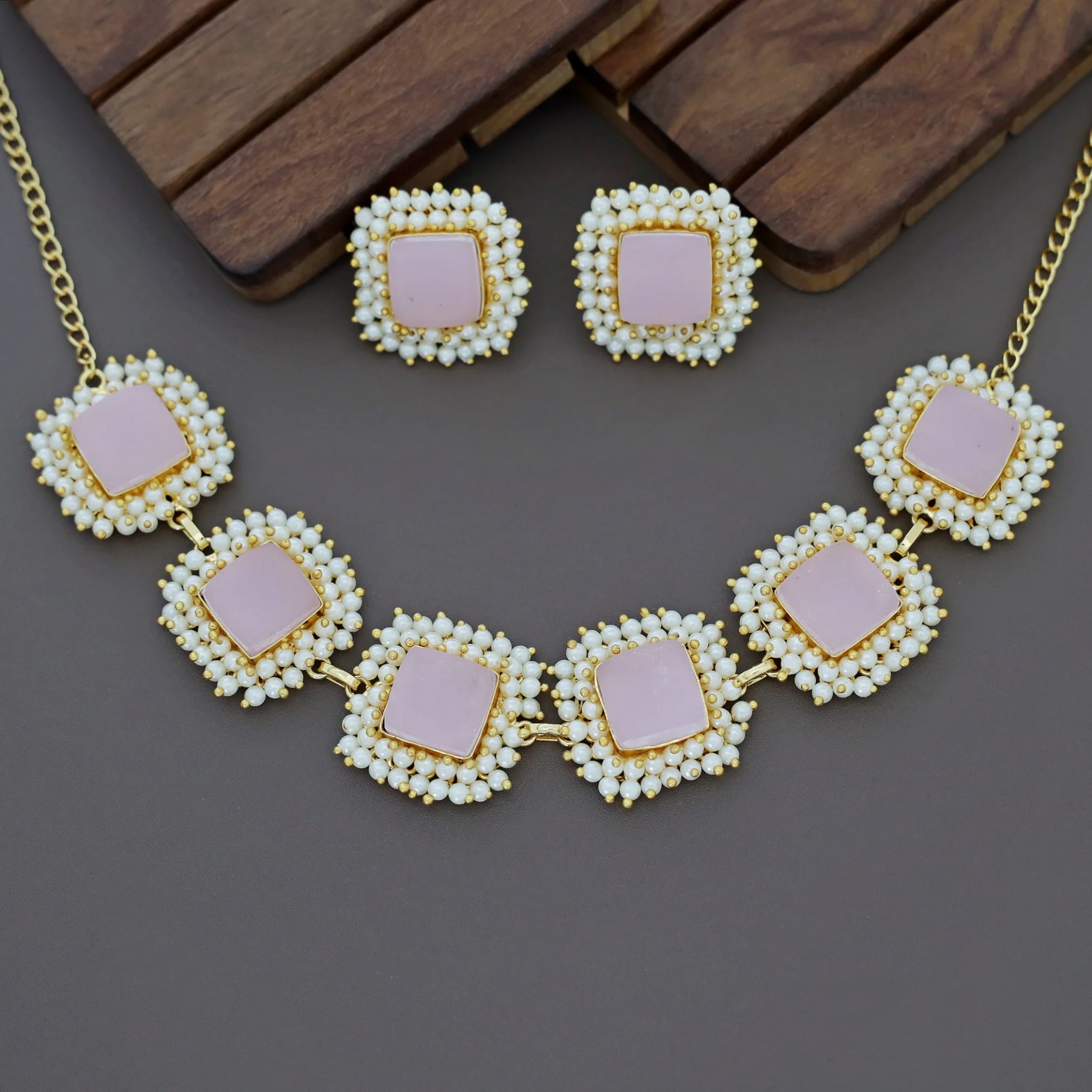 Full Pearl Square Choker With Earring - Image 19