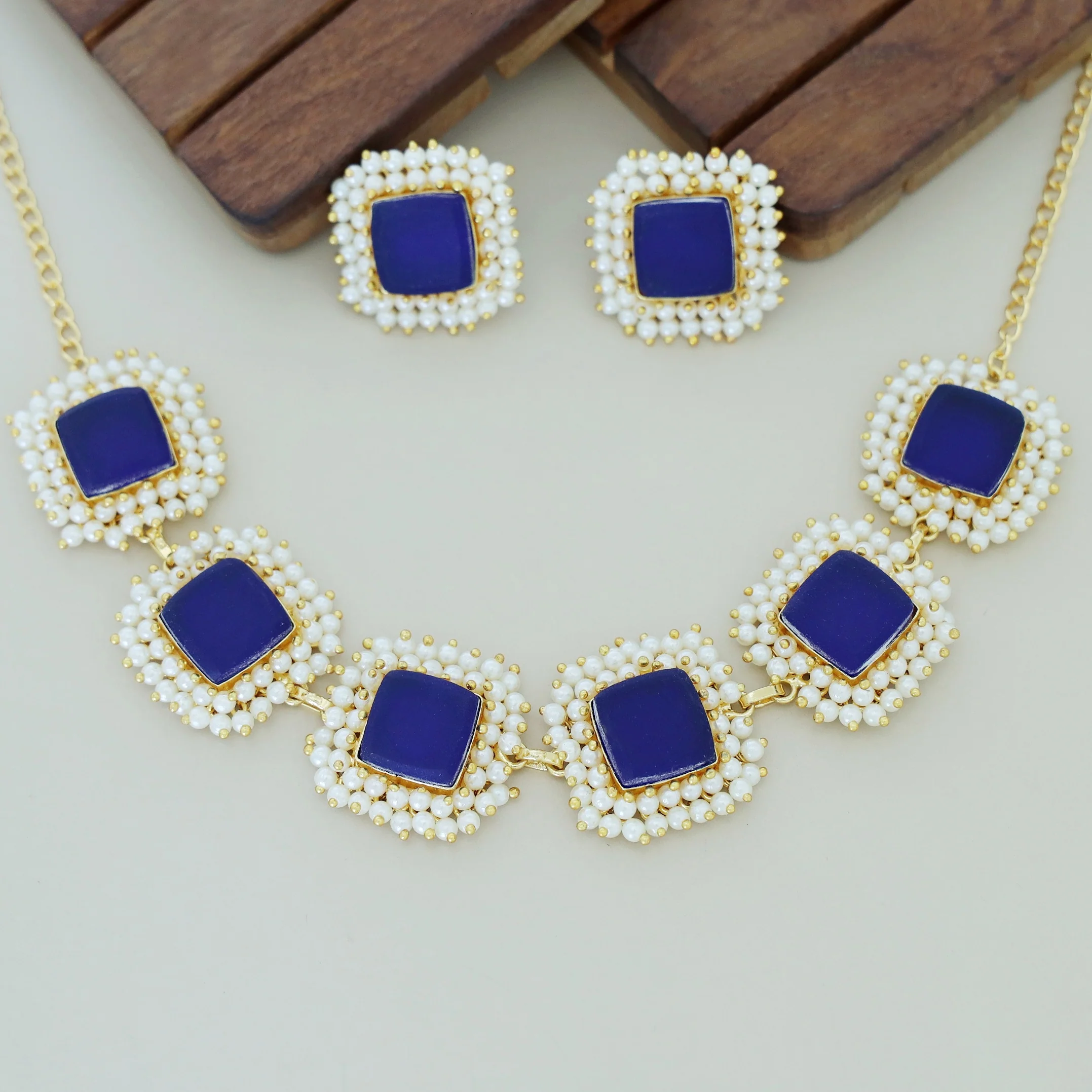 Full Pearl Square Choker With Earring - Image 7
