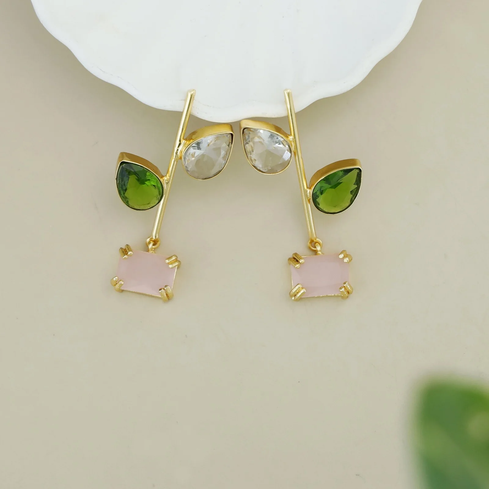 Gelina Glossy Leafy Sticky Claw Earring - Image 10