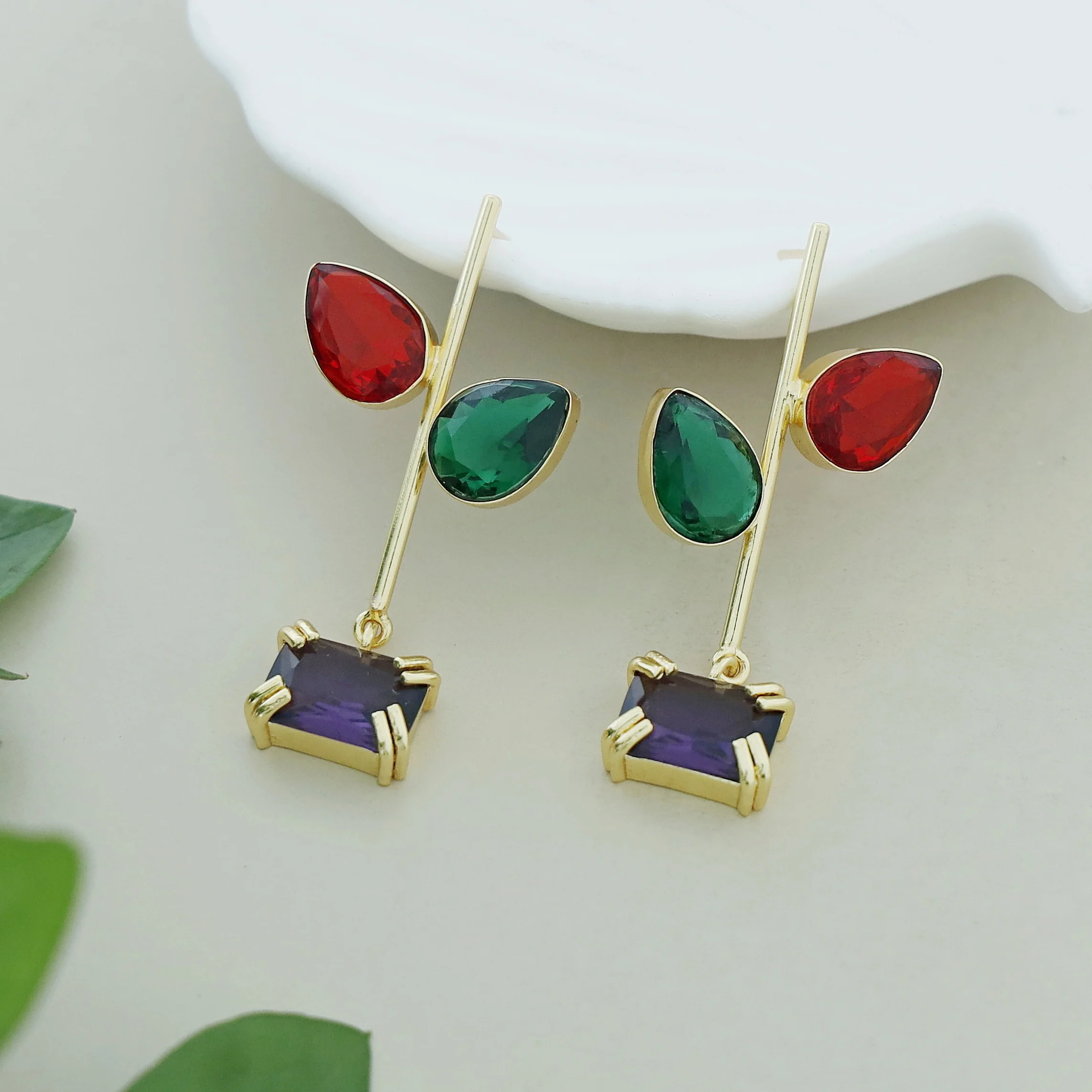 Gelina Glossy Leafy Sticky Claw Earring - Image 2