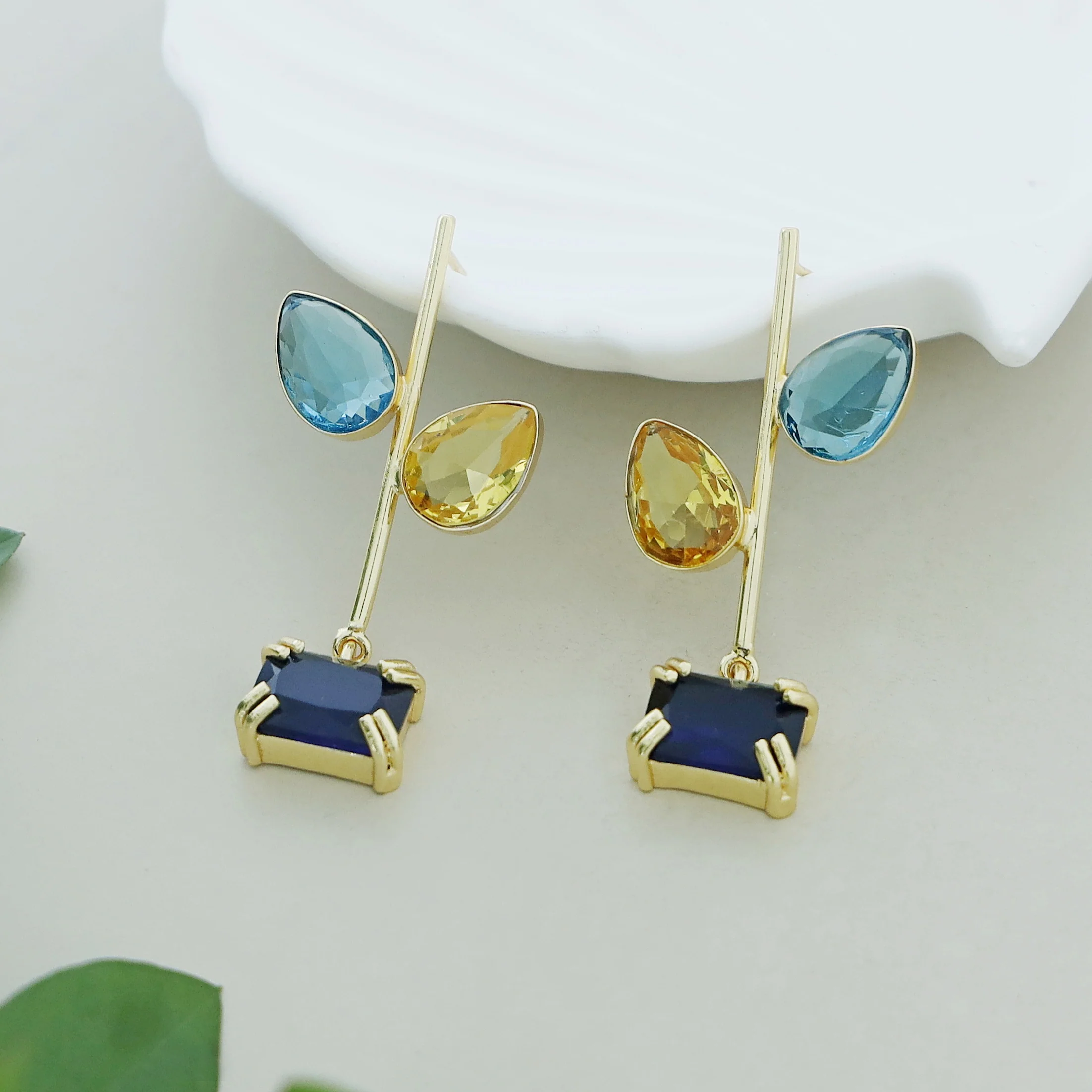 Gelina Glossy Leafy Sticky Claw Earring - Image 3