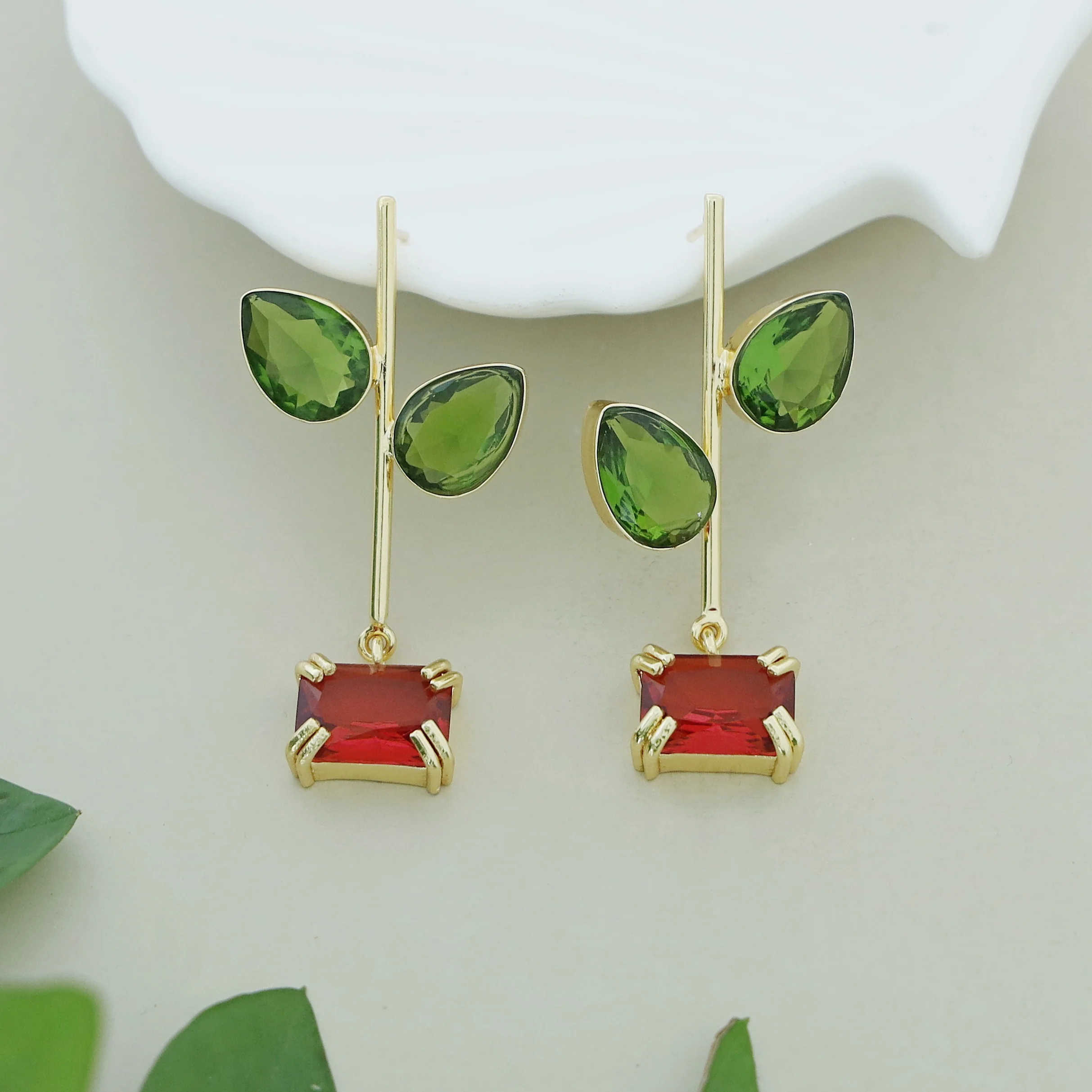 Gelina Glossy Leafy Sticky Claw Earring - Image 4
