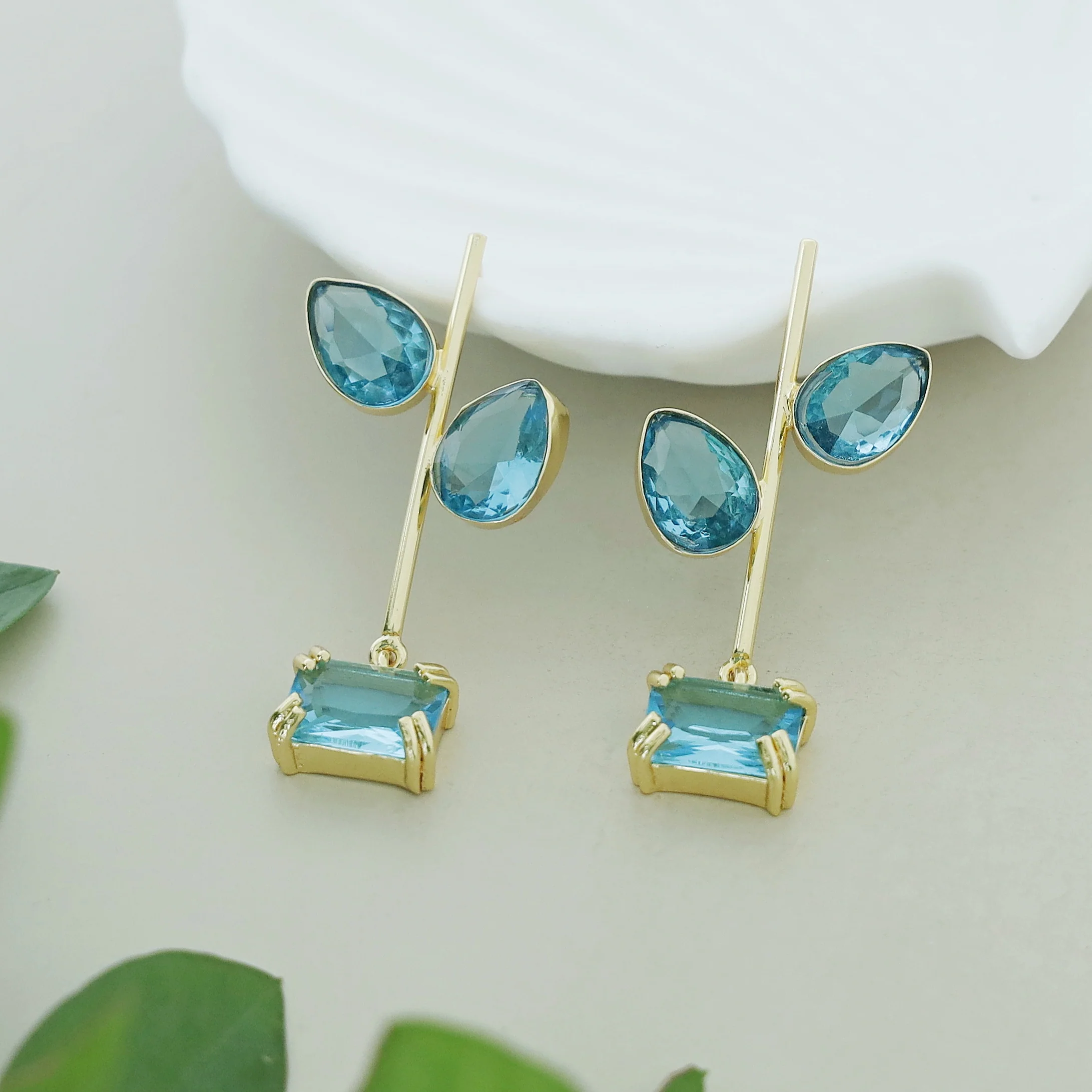 Gelina Glossy Leafy Sticky Claw Earring - Image 5