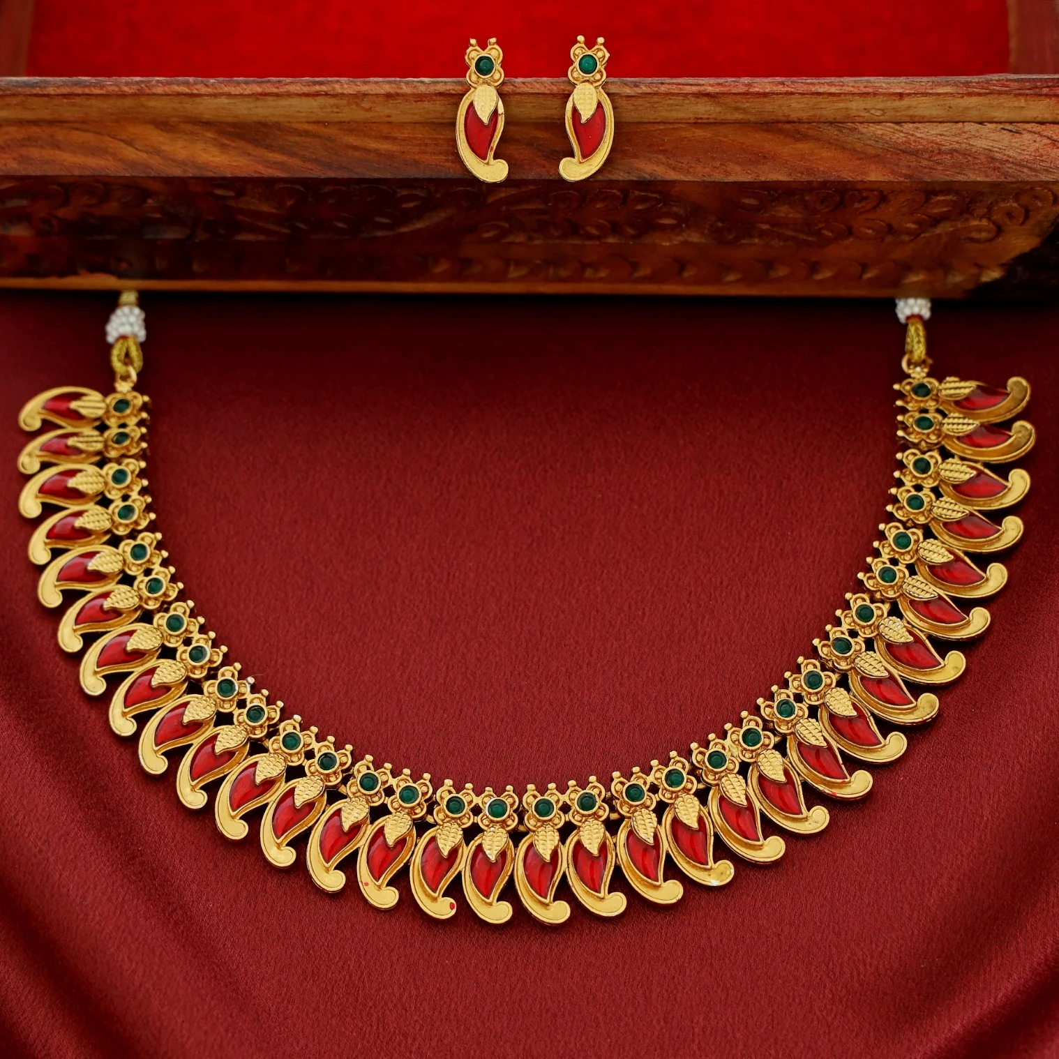 Girinandini Golden Palakka Short Neckpiece With Stud - Image 3