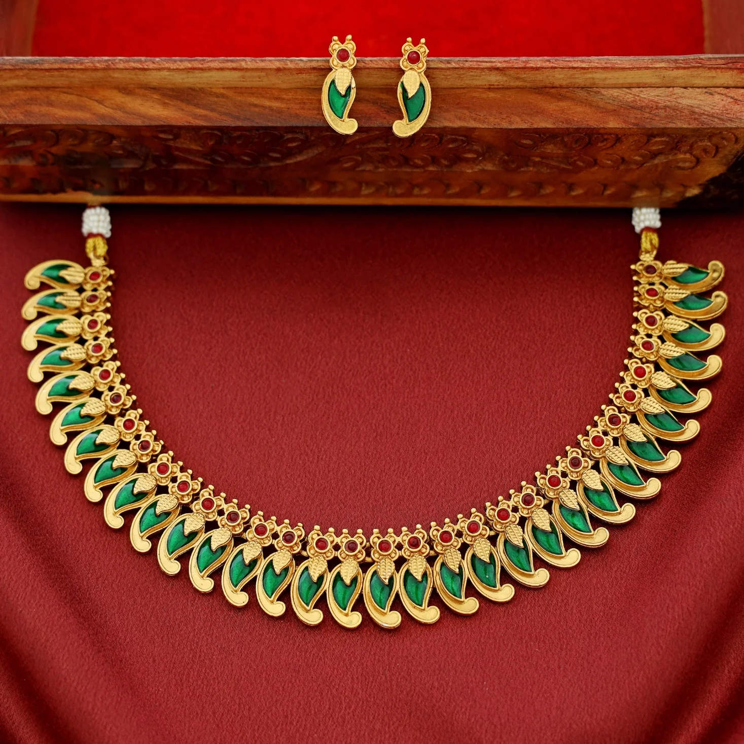 Girinandini Golden Palakka Short Neckpiece With Stud - Image 4