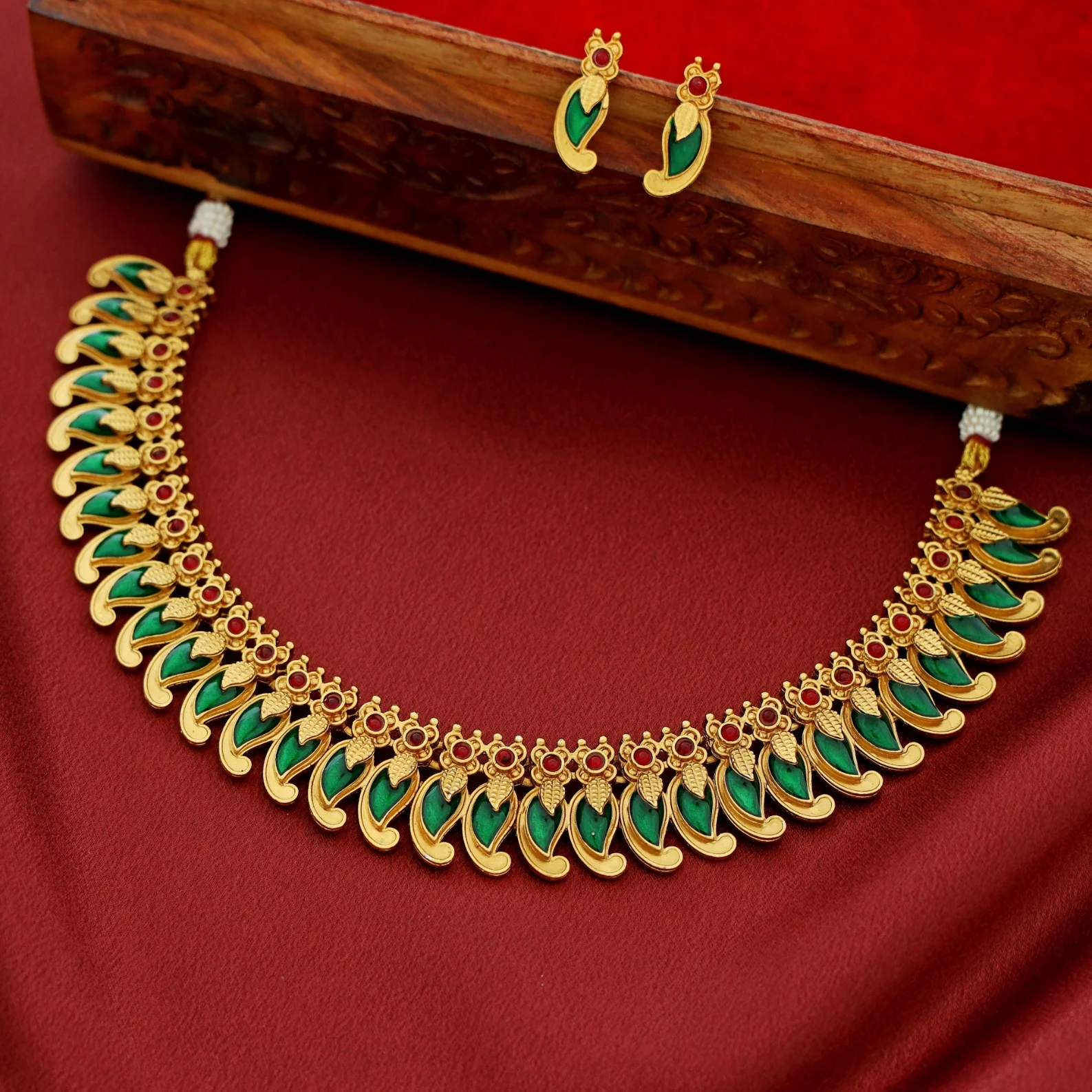 Girinandini Golden Palakka Short Neckpiece With Stud - Image 5