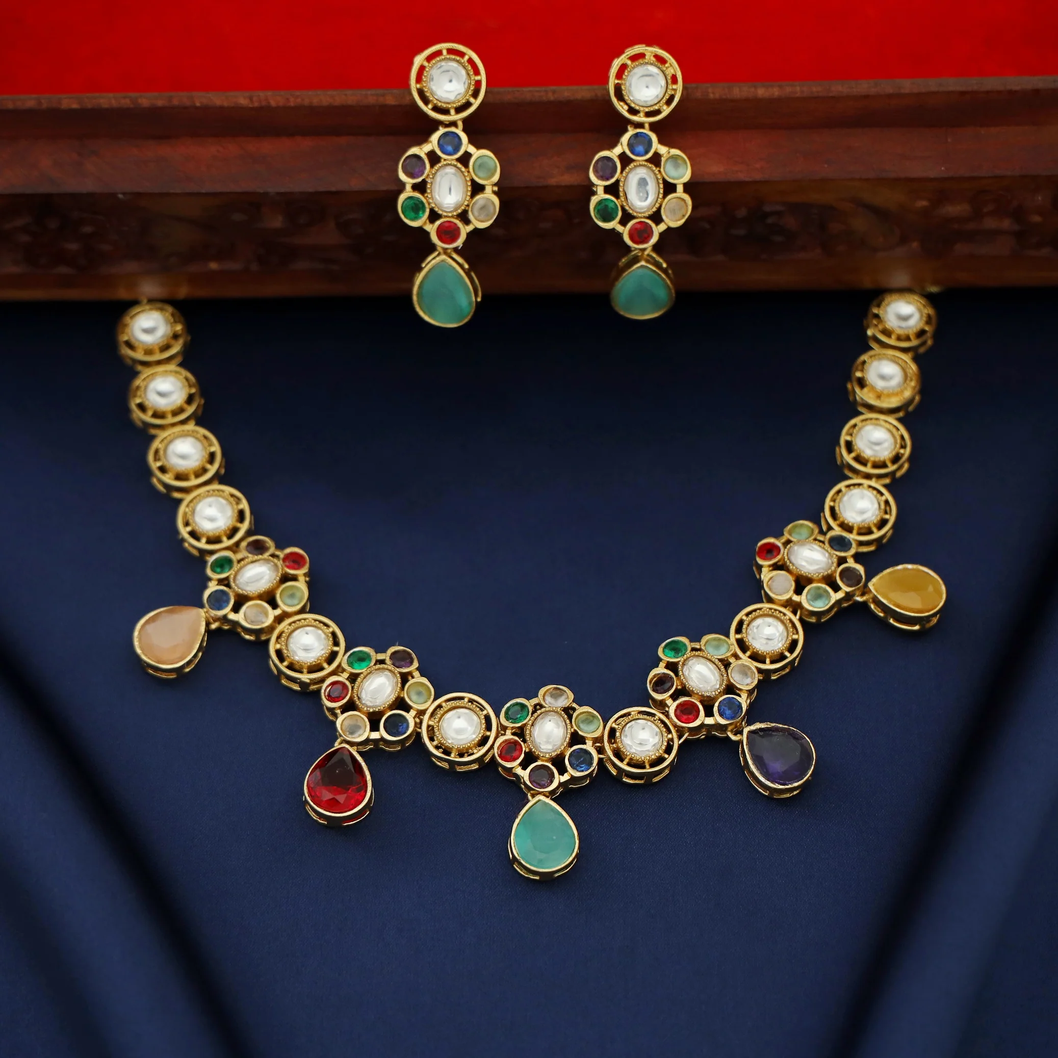Gita Floral Glossy Kundan Short Neckpiece With Earring - Image 2