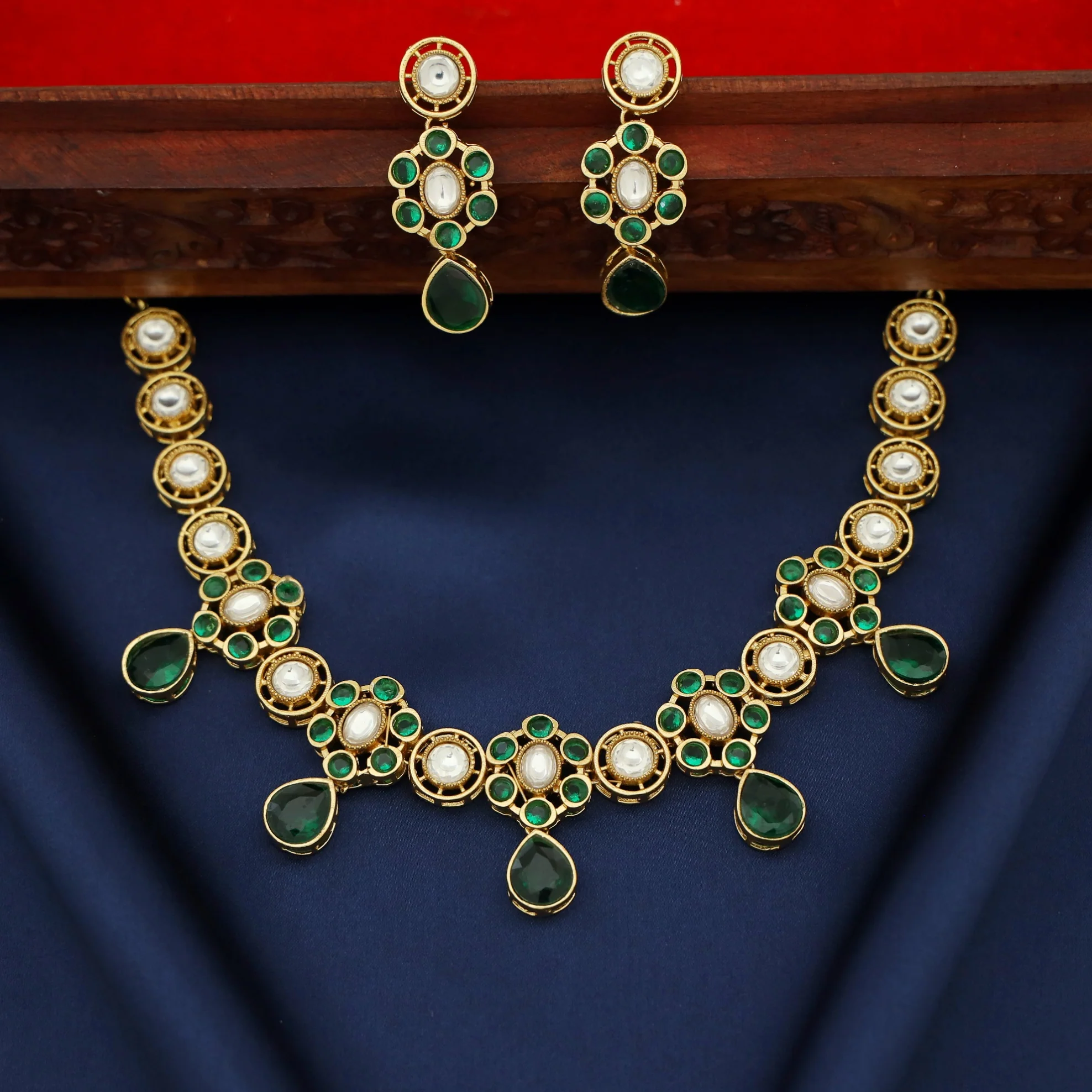 Gita Floral Glossy Kundan Short Neckpiece With Earring - Image 3