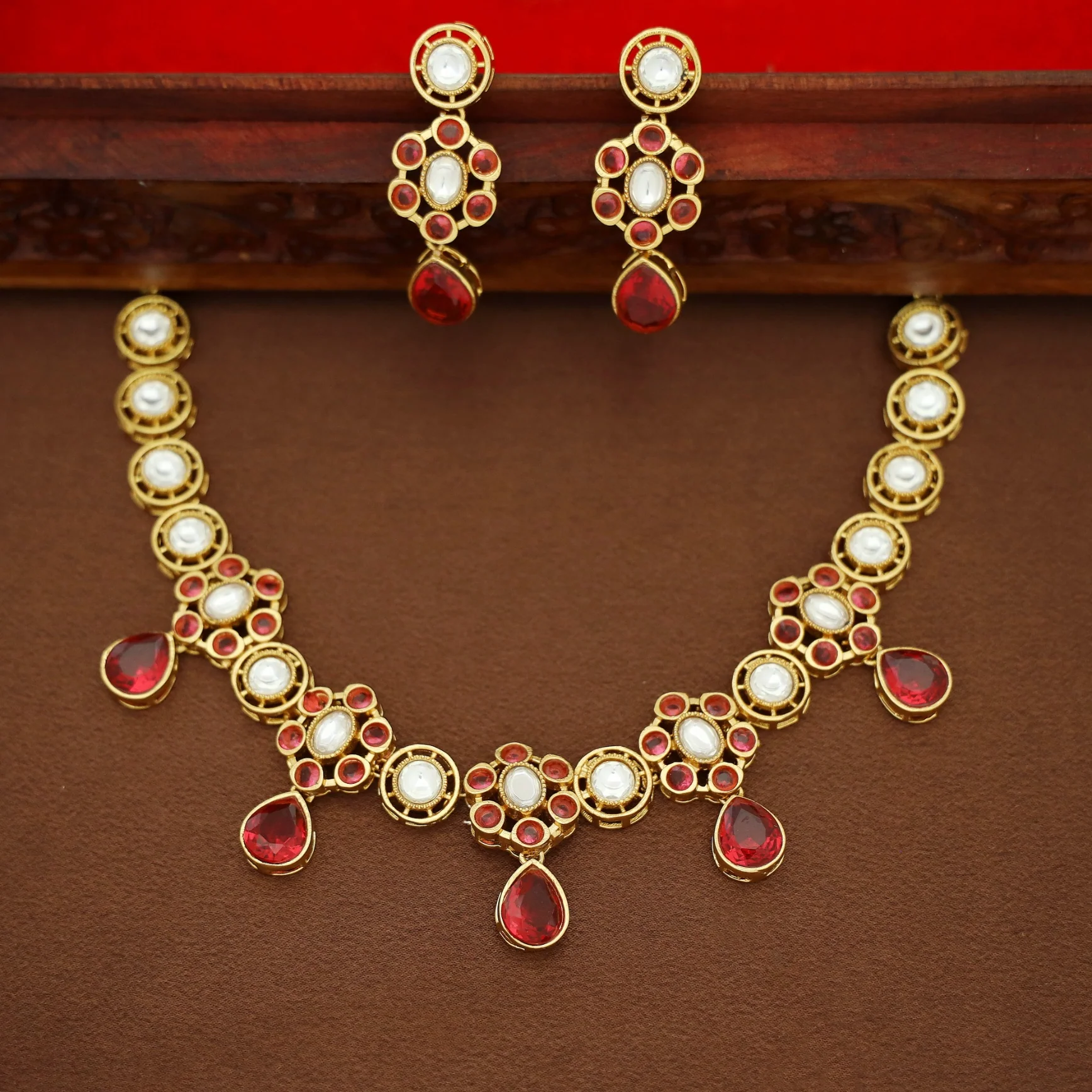 Gita Floral Glossy Kundan Short Neckpiece With Earring - Image 4