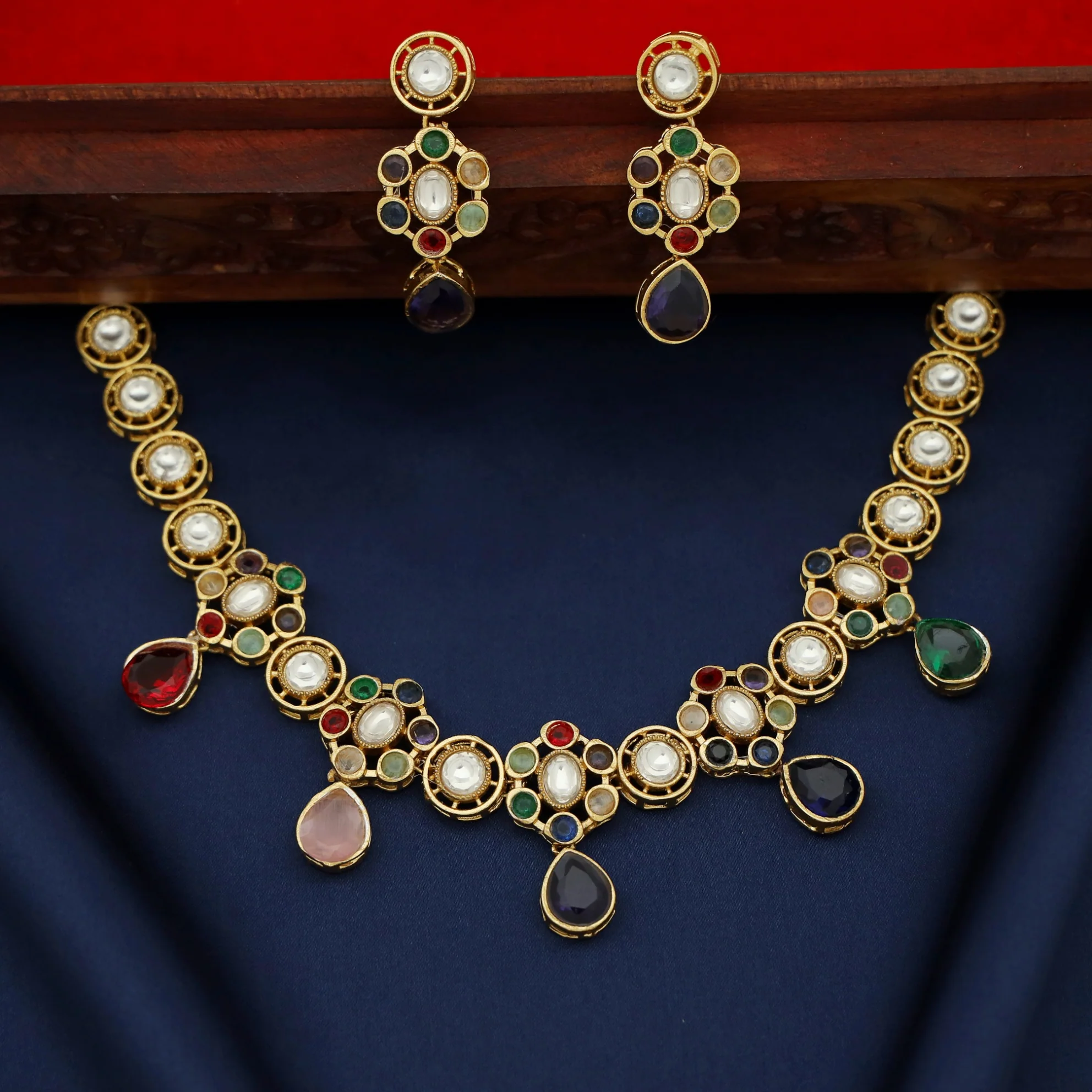 Gita Floral Glossy Kundan Short Neckpiece With Earring - Image 5