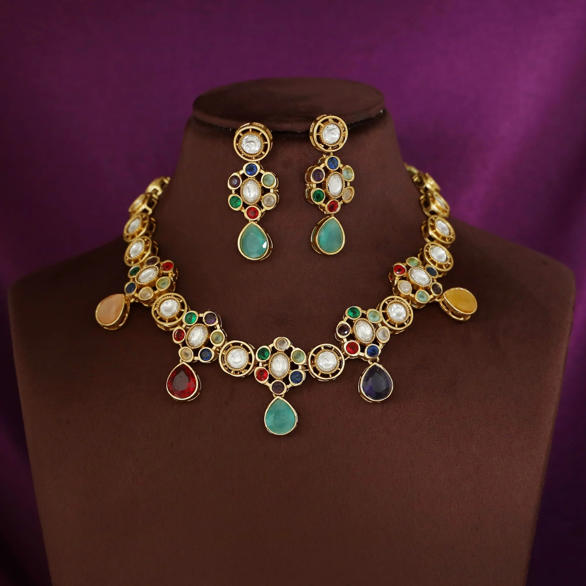 Gita Floral Glossy Kundan Short Neckpiece With Earring - Image 6
