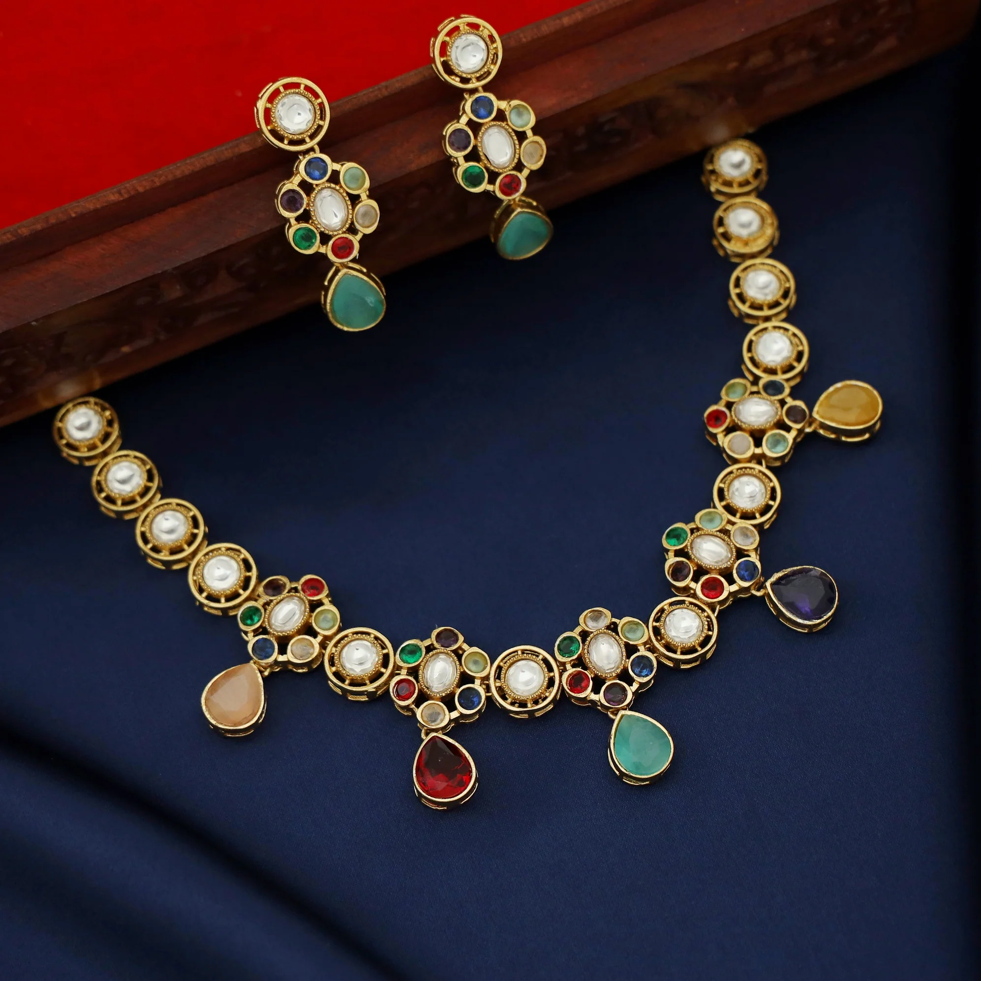 Gita Floral Glossy Kundan Short Neckpiece With Earring - Image 7
