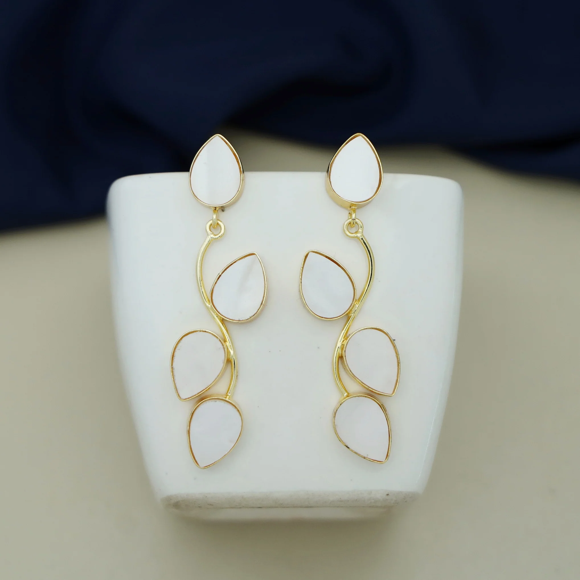 Glossy Curly Leaves Earring - Image 12