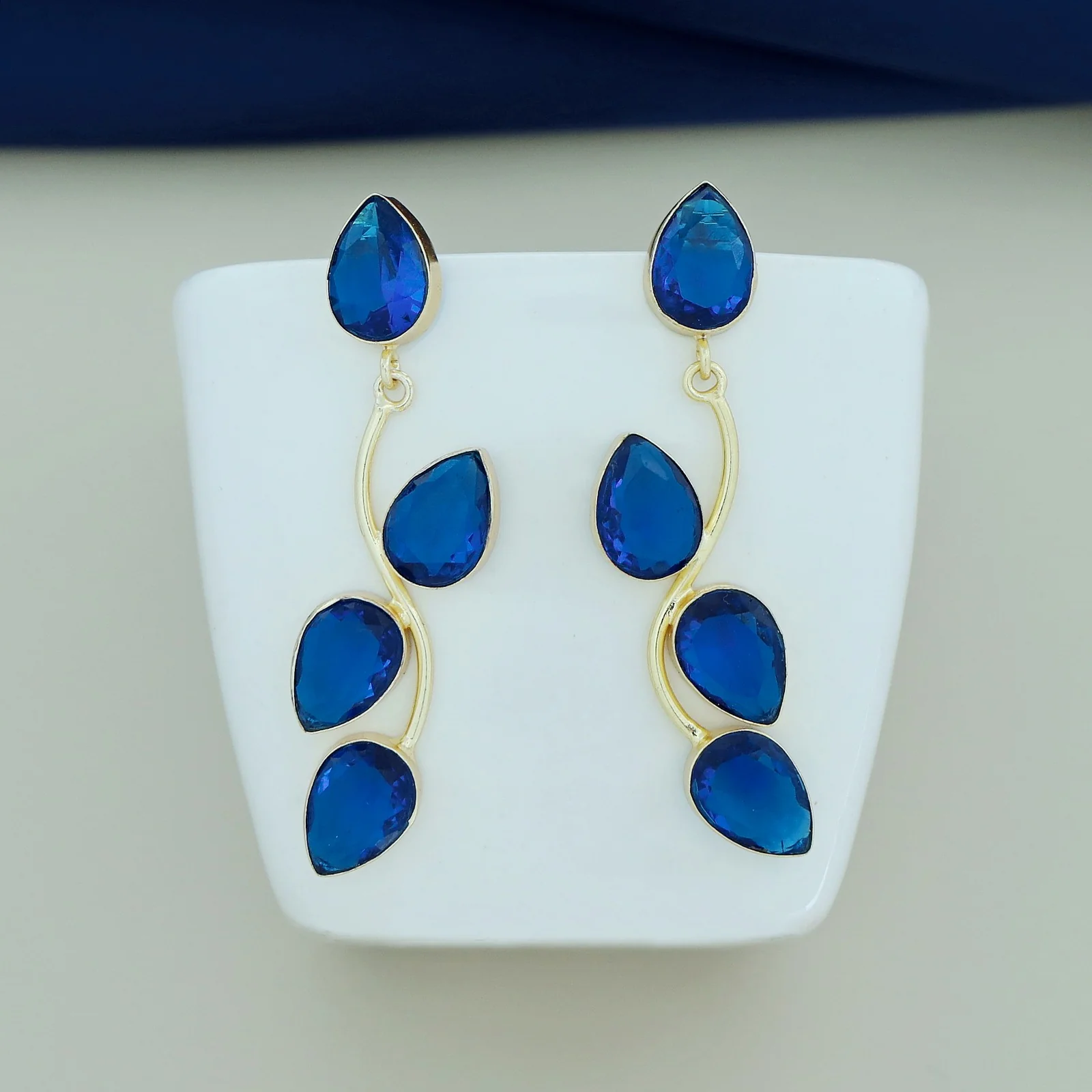 Glossy Curly Leaves Earring - Image 4