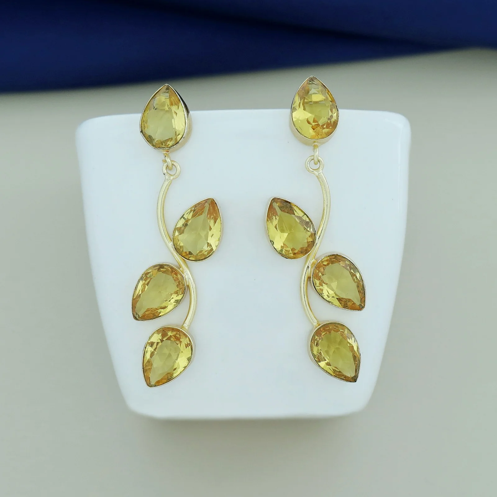Glossy Curly Leaves Earring - Image 5