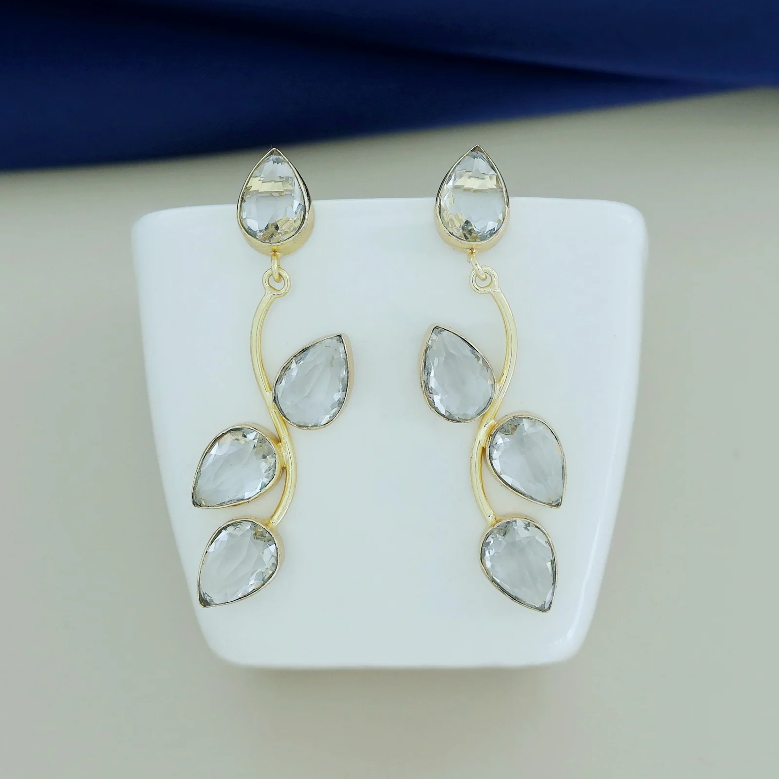 Glossy Curly Leaves Earring - Image 8