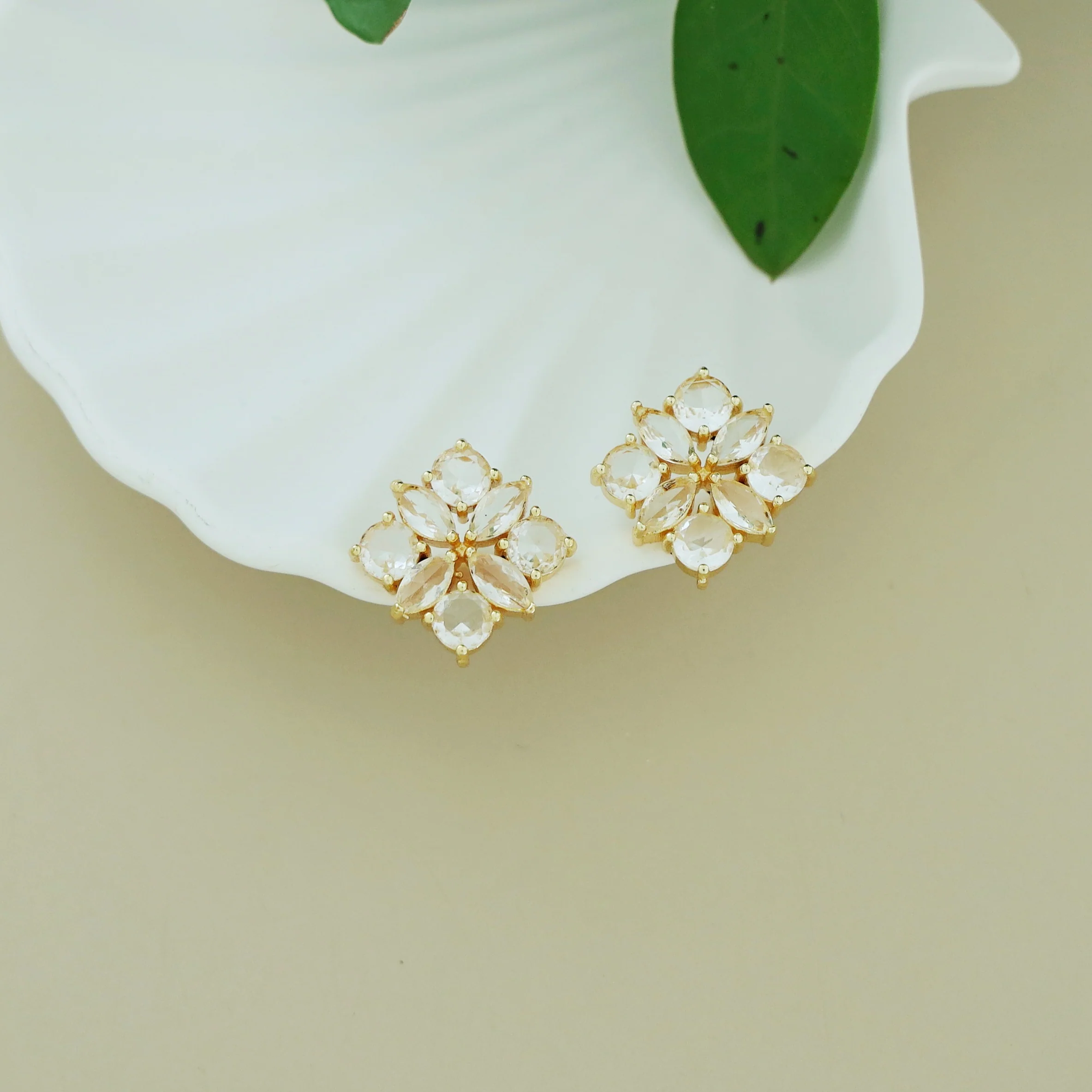 Glossy Floral Radiant Earring - Image 9