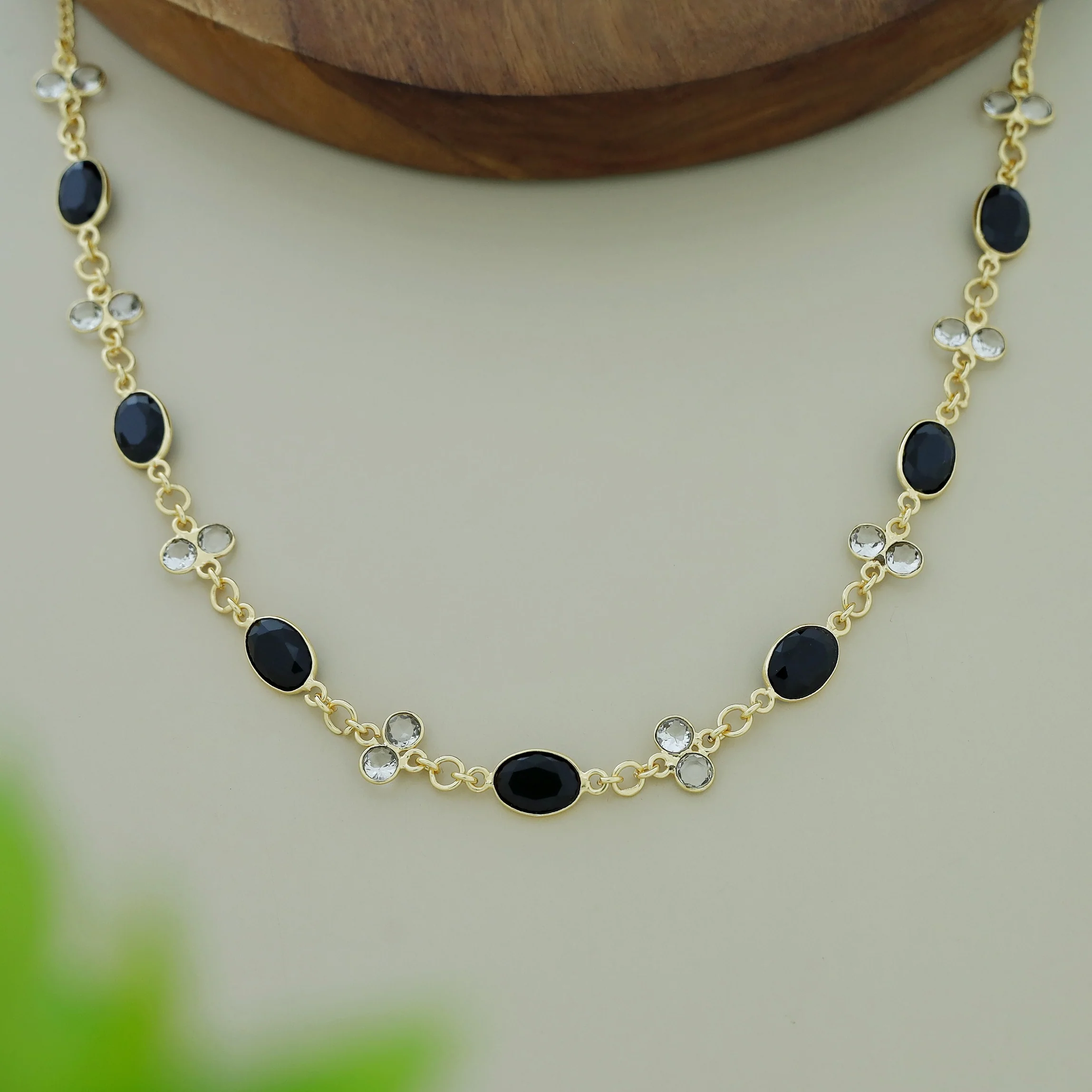 Lorea Glossy Neckpiece - Image 8