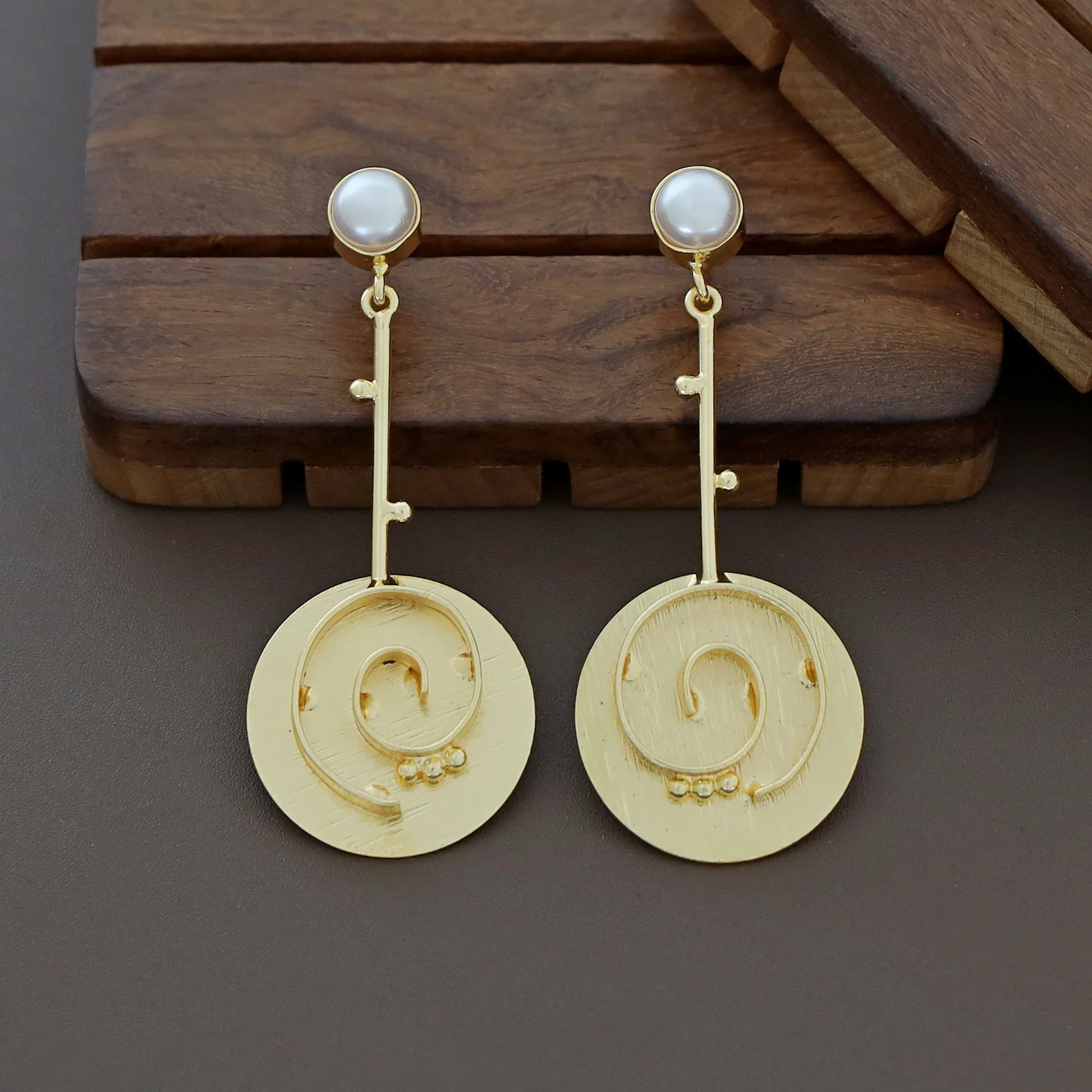 Glossy Pendulum Loop Earring - Image 5