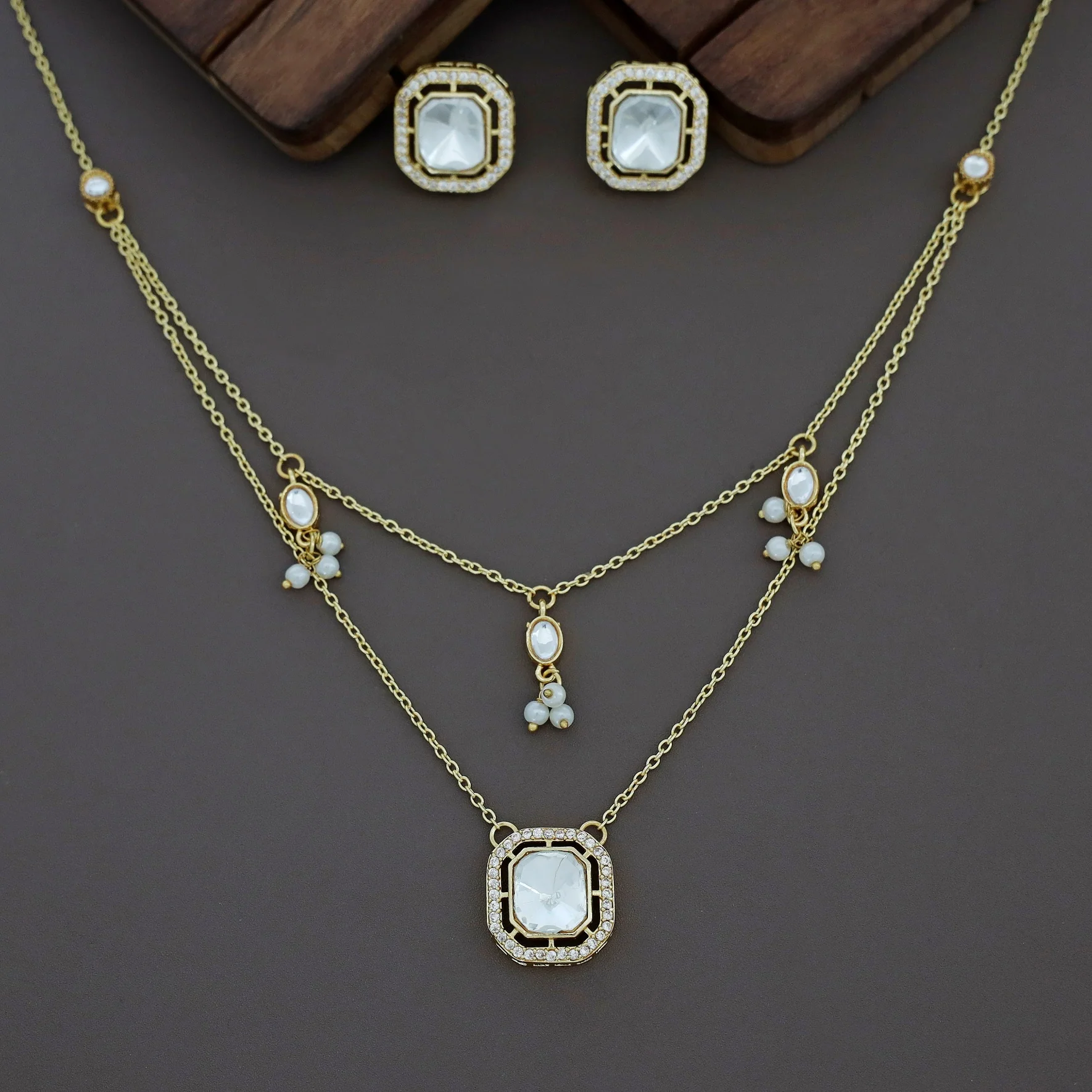 Glossy Rectangle Two Layer Kundan Short Neckpiece with Earring - Image 2