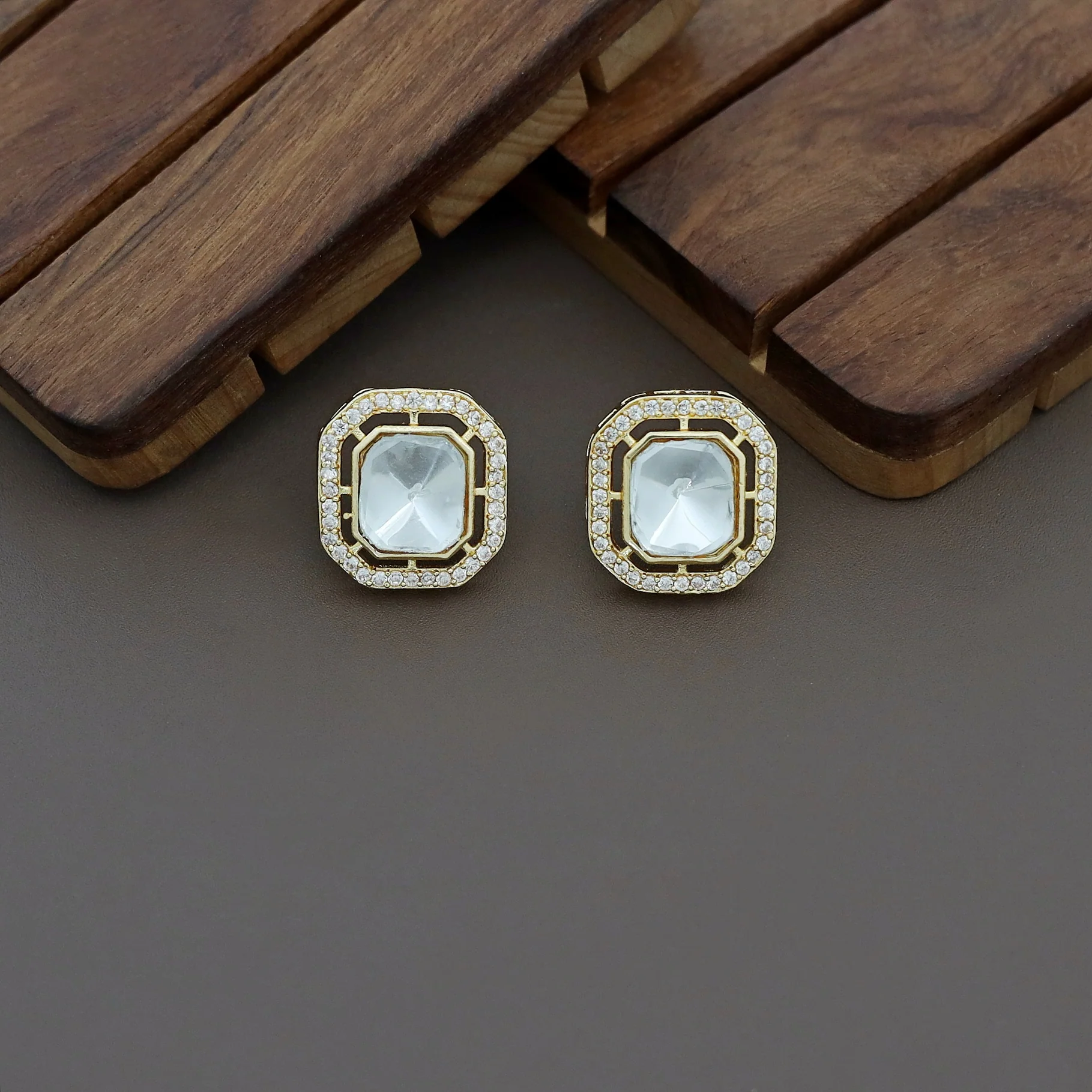 Glossy Rectangle Two Layer Kundan Short Neckpiece with Earring - Image 3