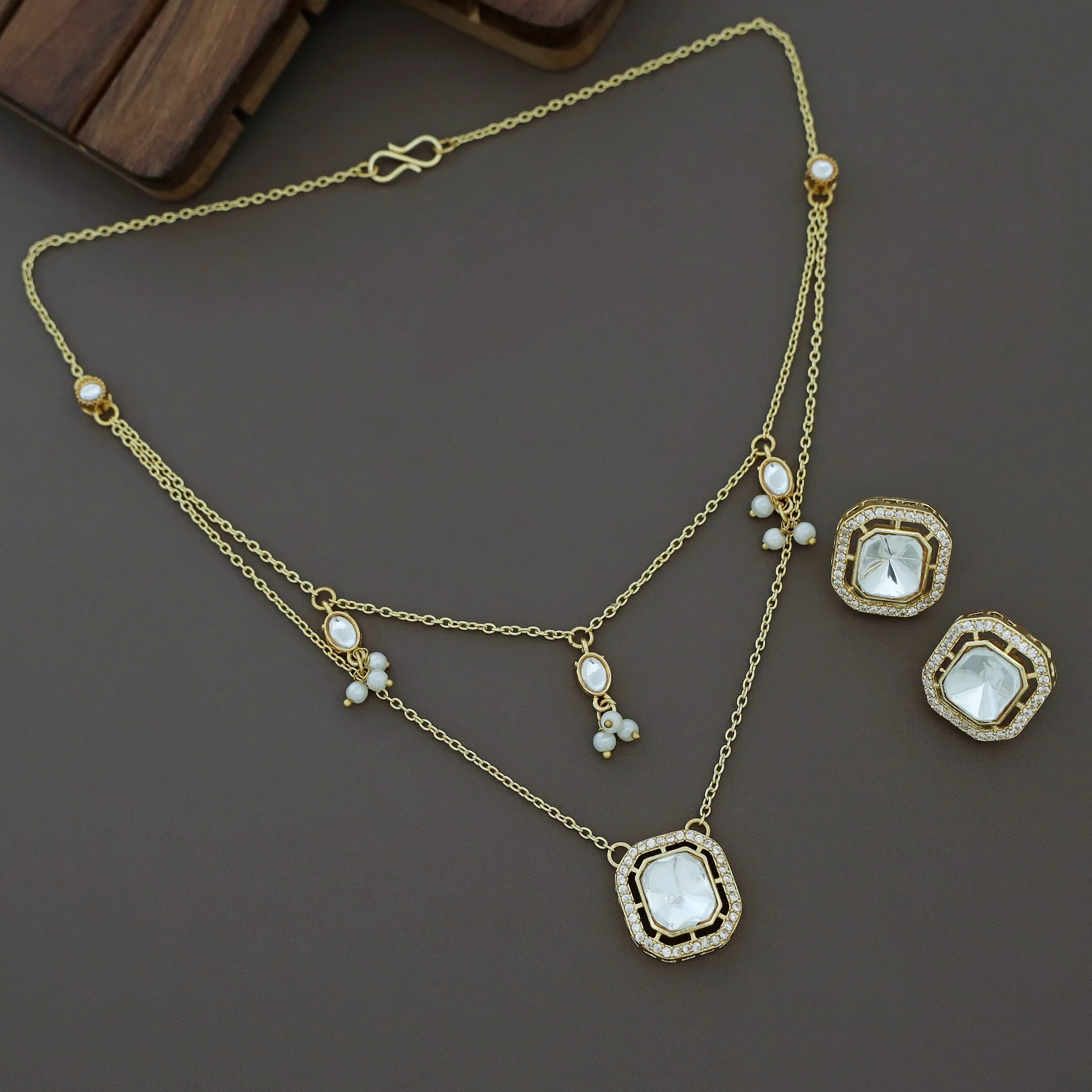Glossy Rectangle Two Layer Kundan Short Neckpiece with Earring - Image 4