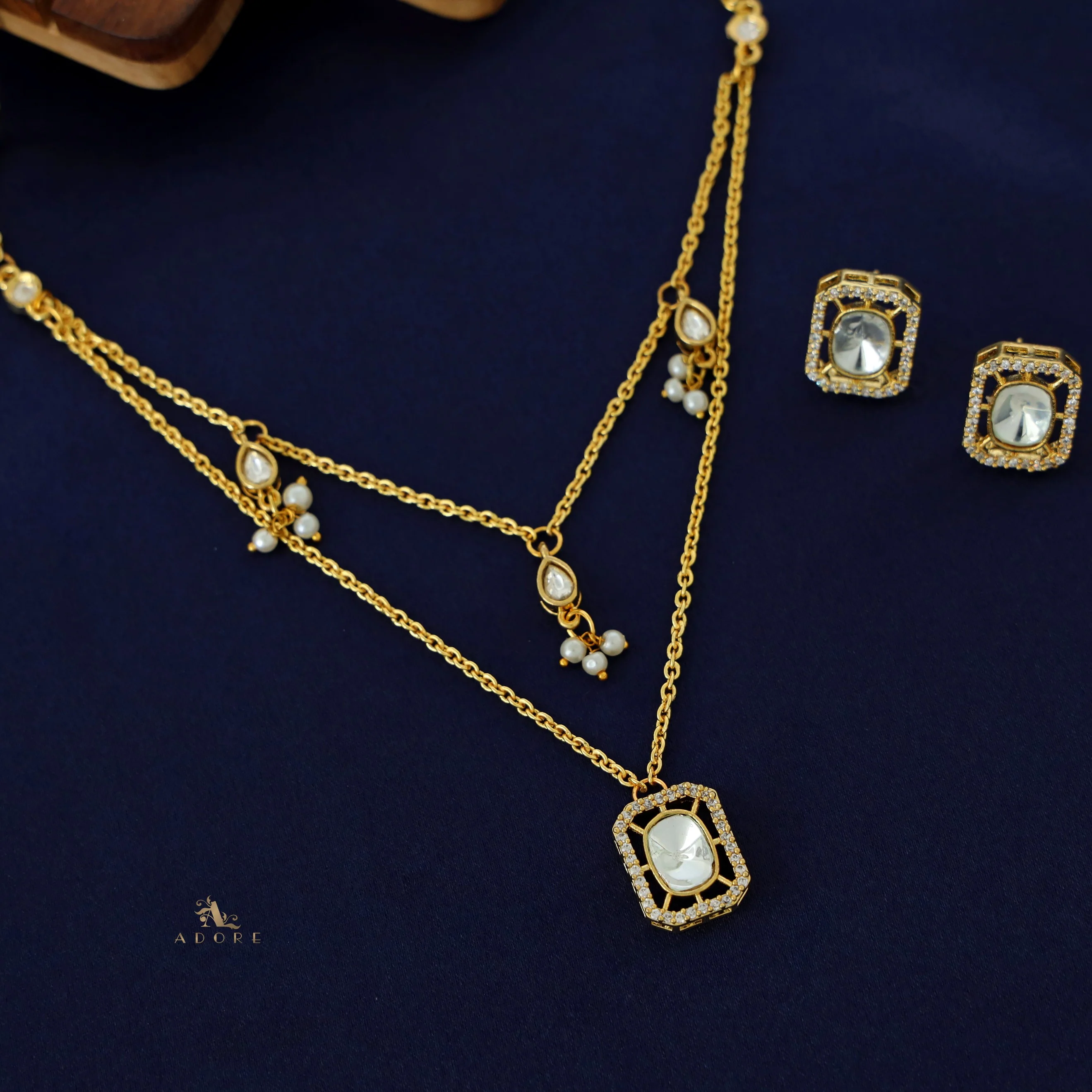 Glossy Rectangle Two Layer Kundan Short Neckpiece with Earring - Image 6