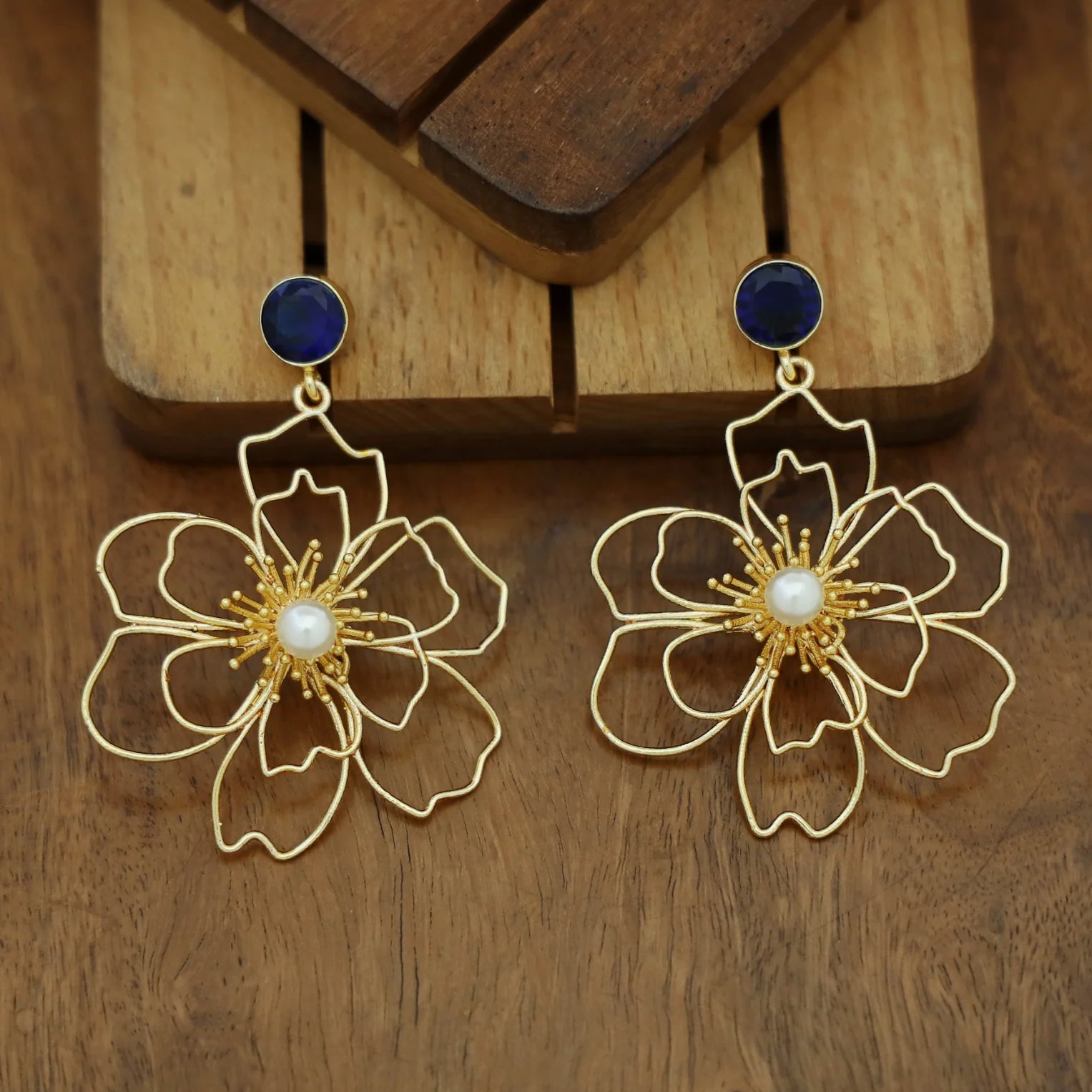 Glossy Rosline Flower Pearl Earring - Image 7