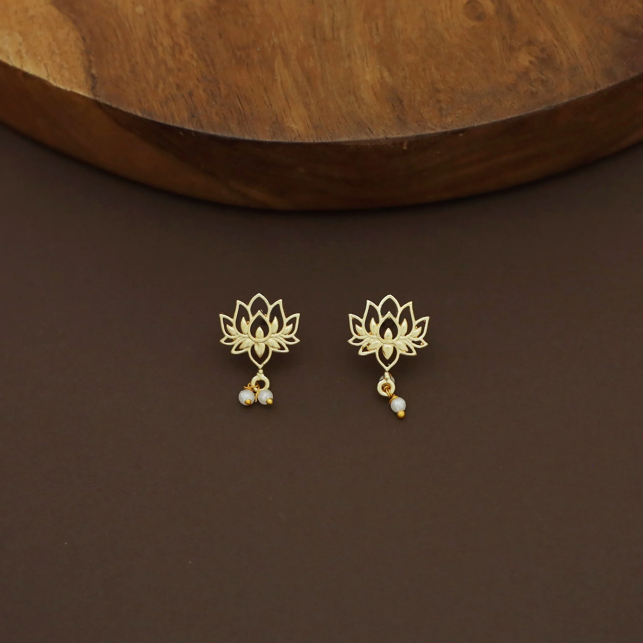 Golden 5 Lotus Neck-Cuff With Earring - Image 3