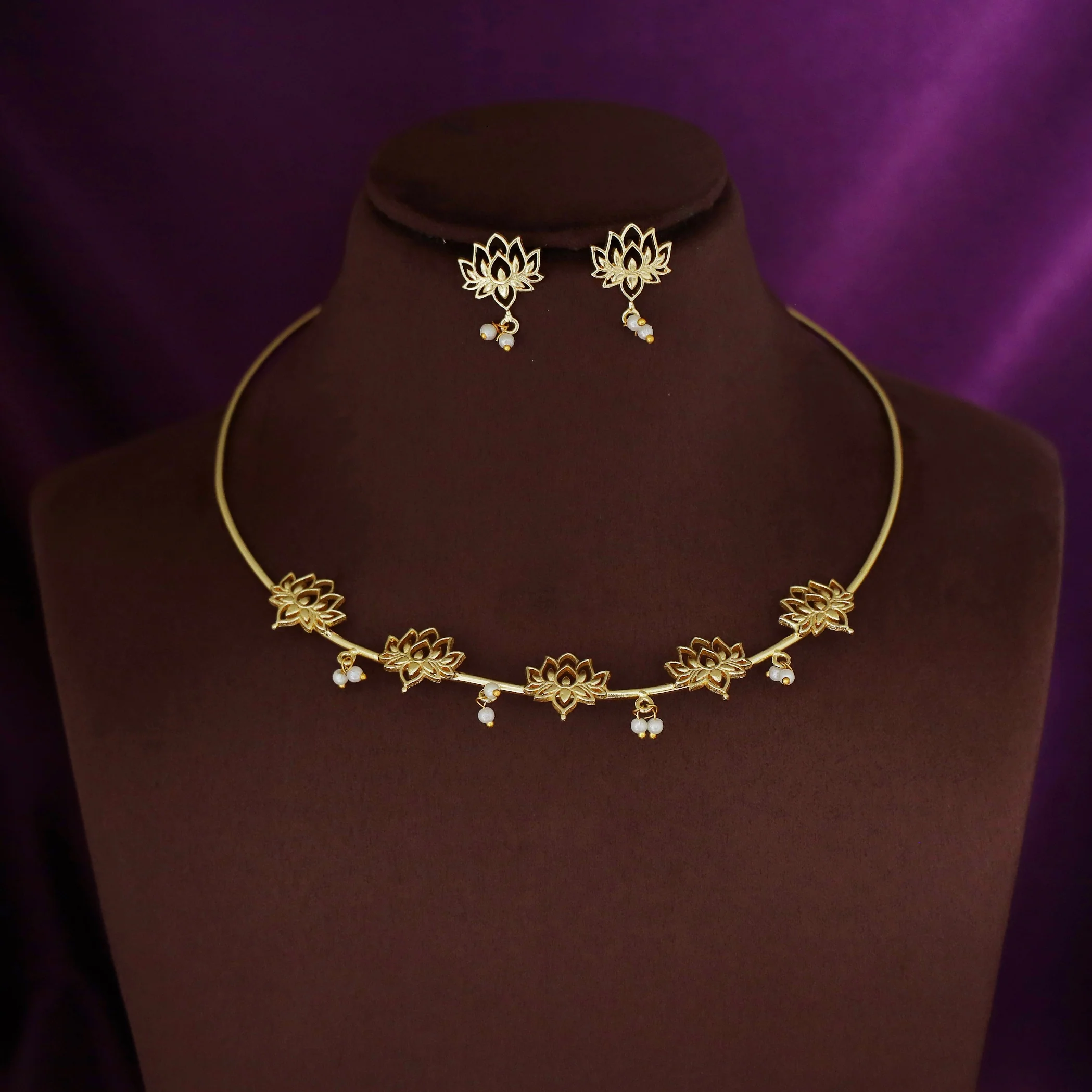 Golden 5 Lotus Neck-Cuff With Earring - Image 4