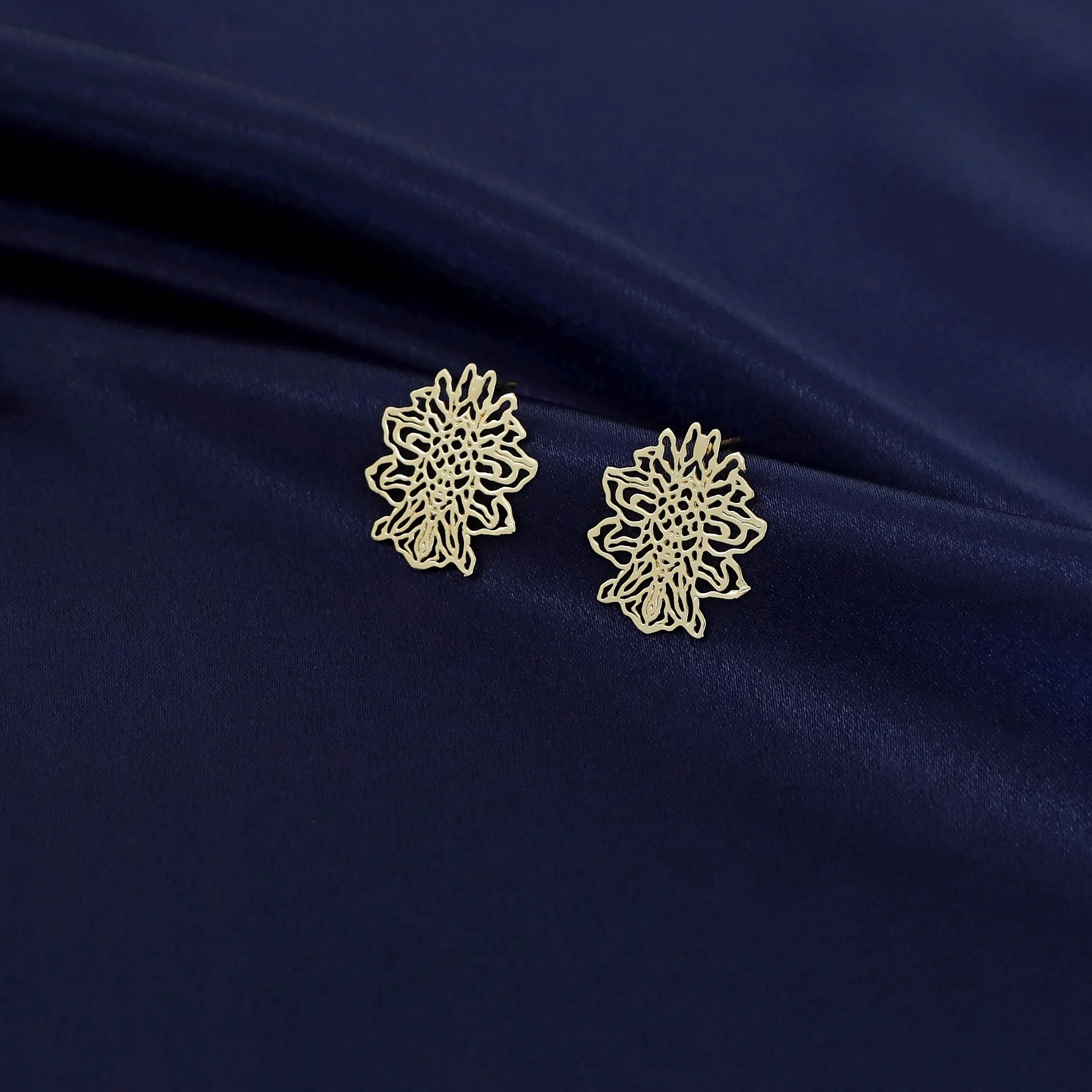 Golden Alga Flora Earring - Image 2
