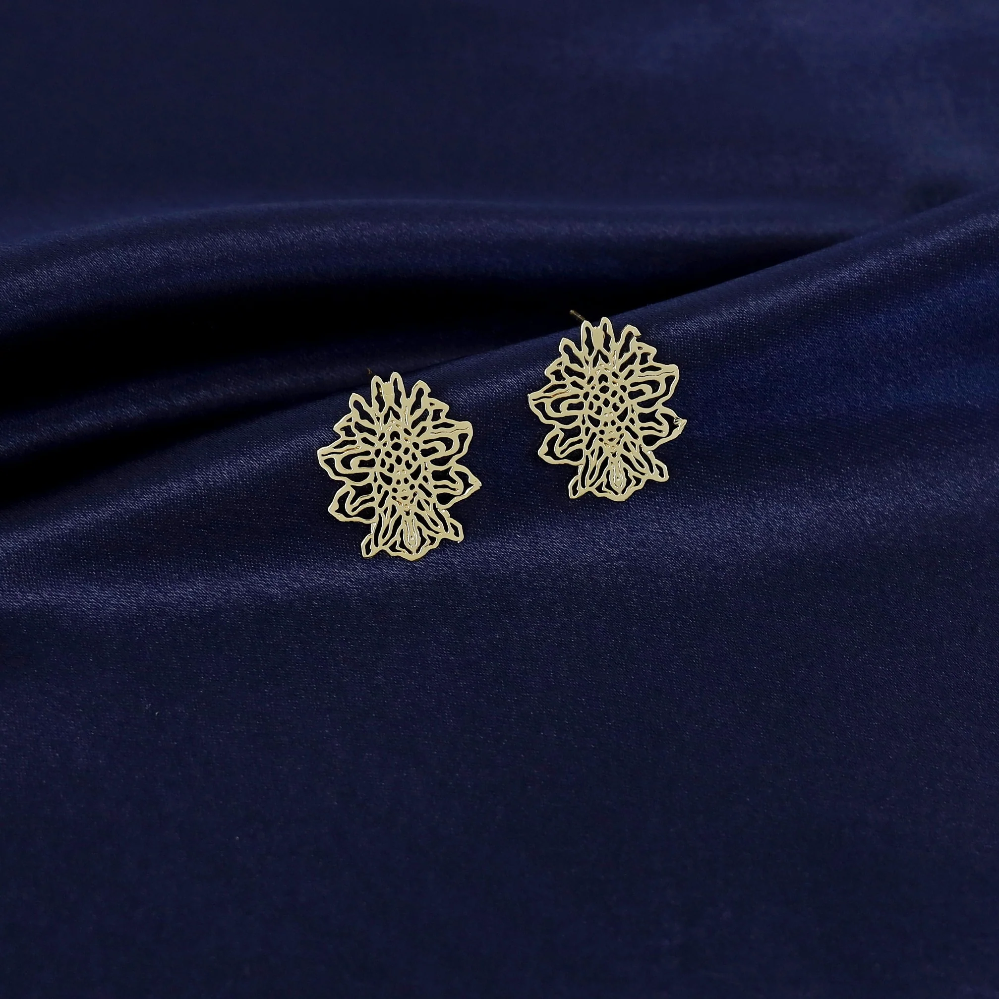 Golden Alga Flora Earring - Image 3
