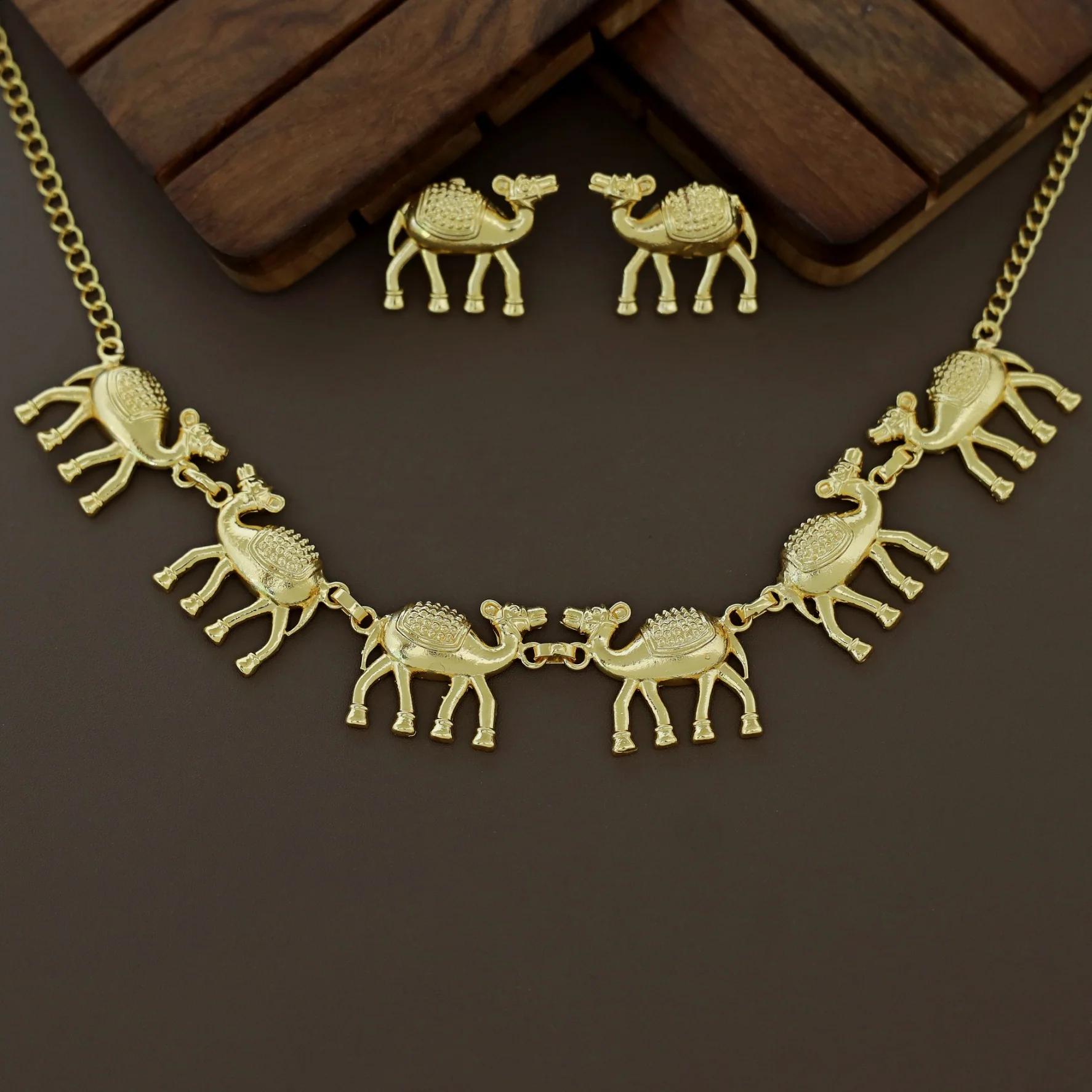 Golden Animal Half Moon Pearl Neckpiece With Earring - Image 2