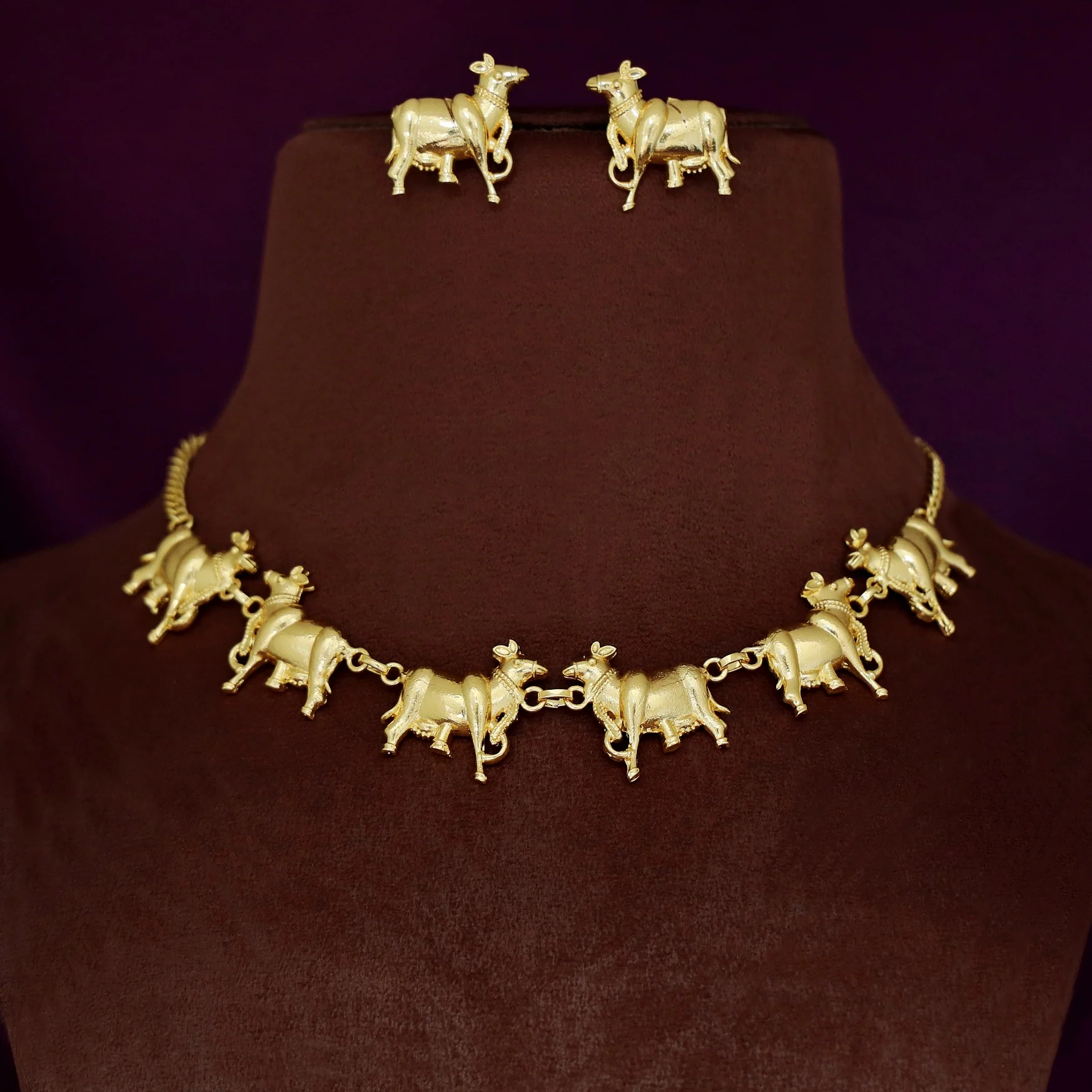 Golden Animal Half Moon Pearl Neckpiece With Earring - Image 3