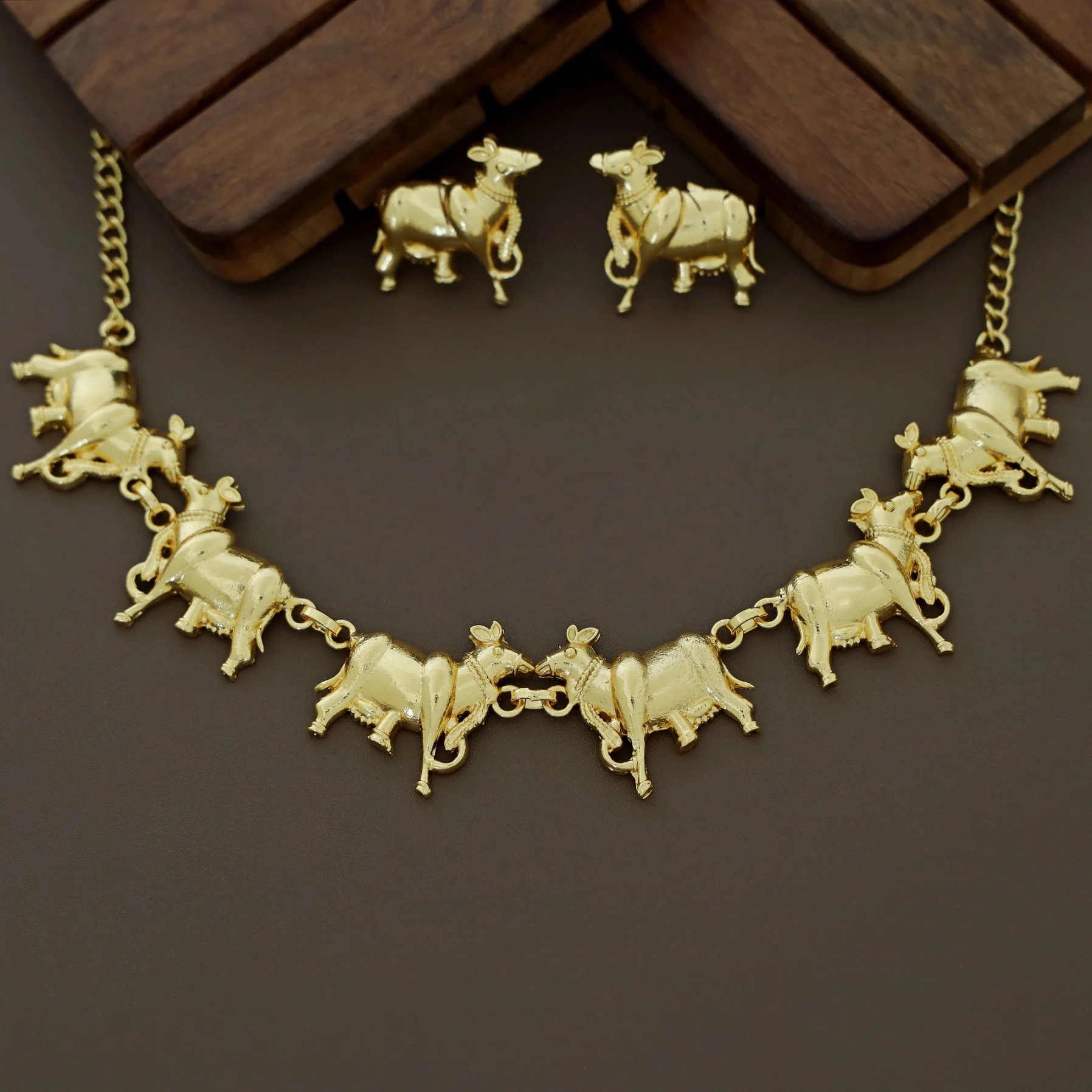 Golden Animal Half Moon Pearl Neckpiece With Earring - Image 4