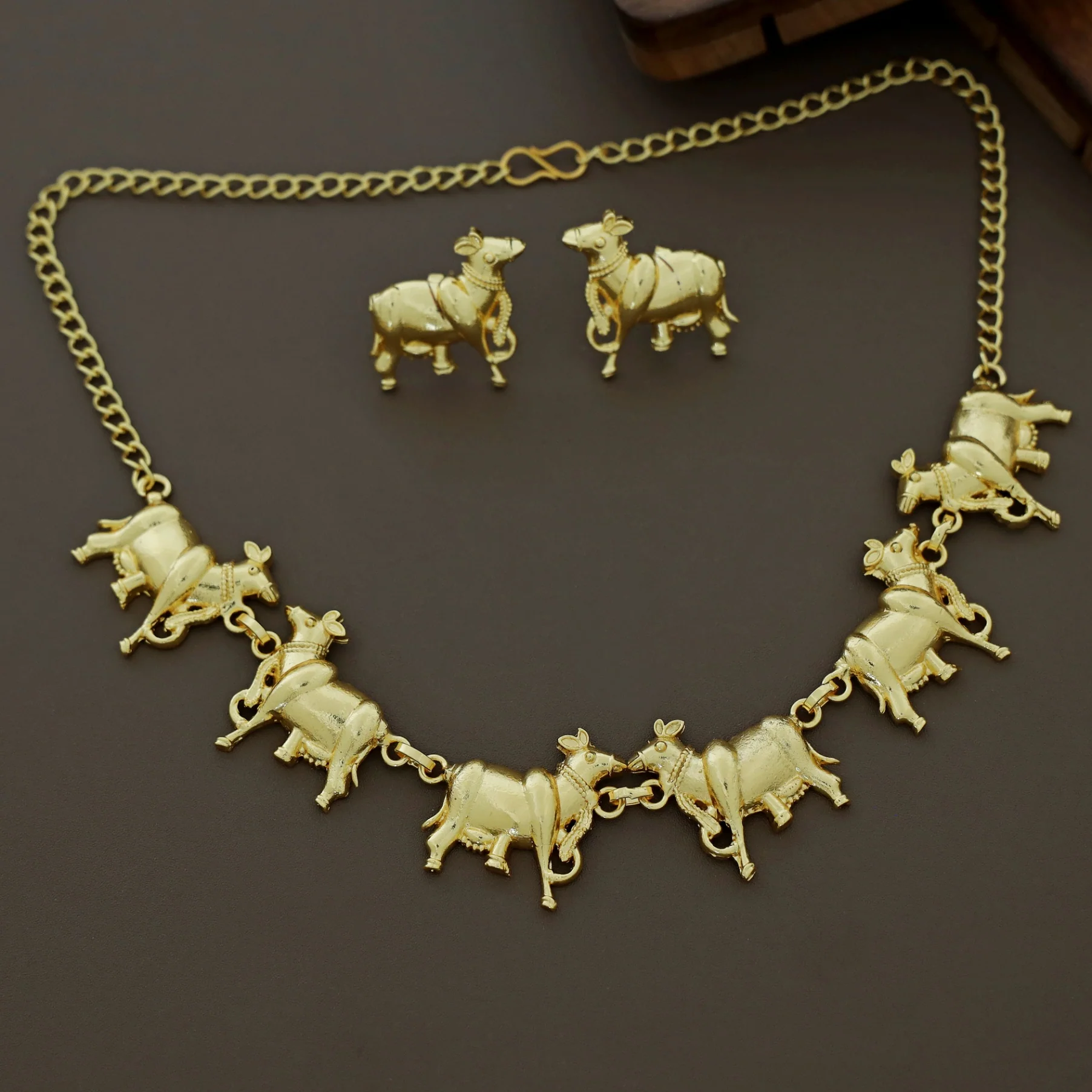 Golden Animal Half Moon Pearl Neckpiece With Earring - Image 5