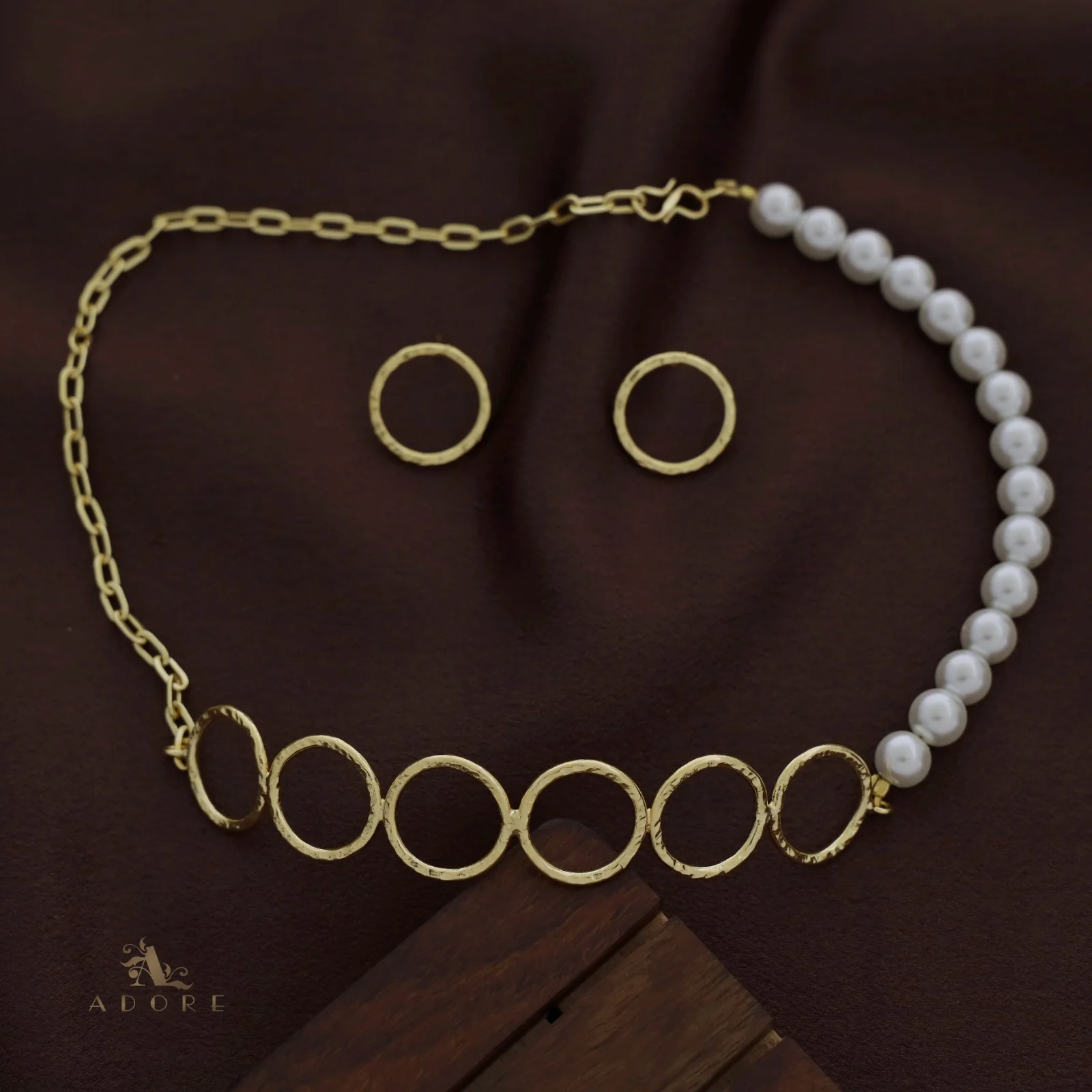 Golden Circle Pearl Choker With Earring - Image 3