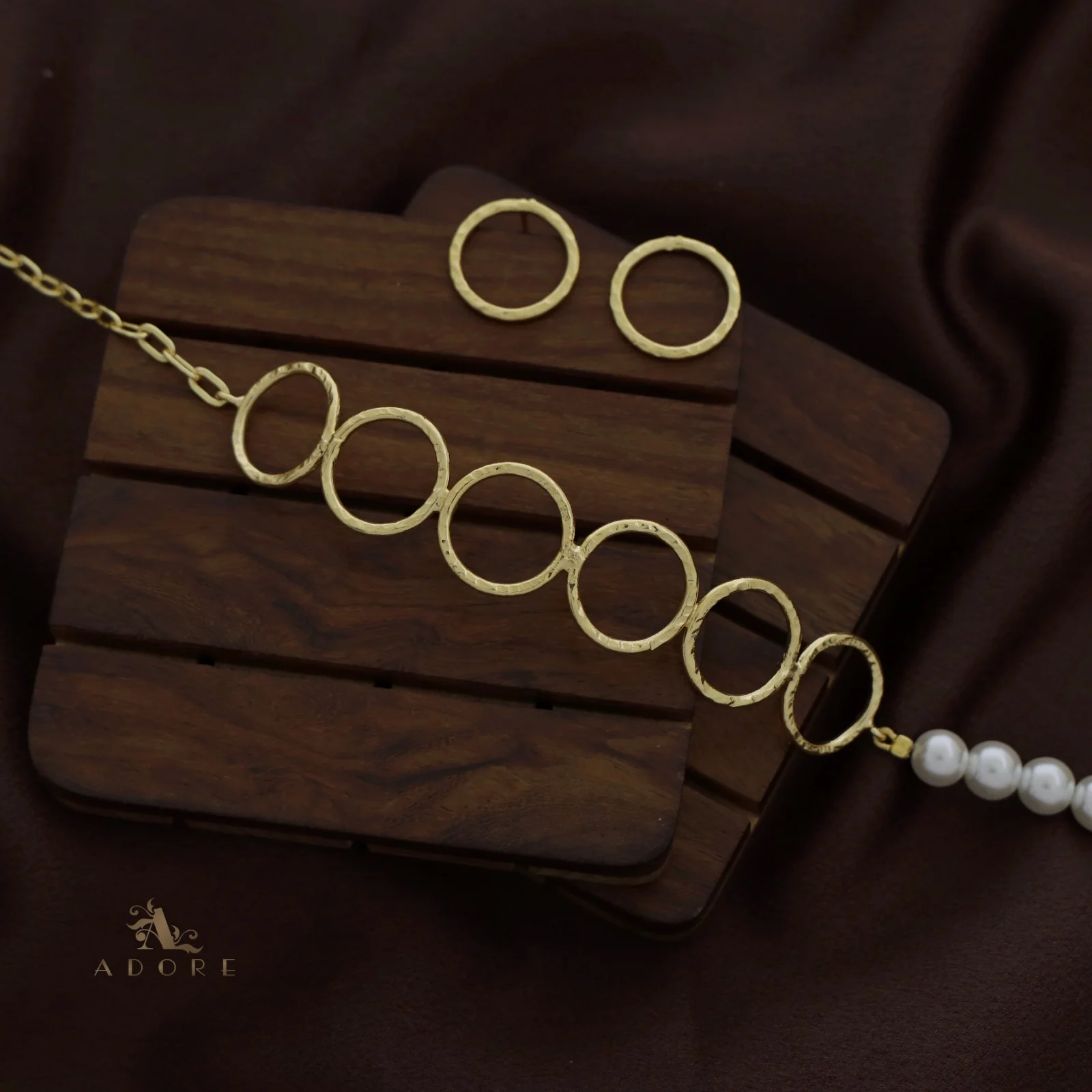 Golden Circle Pearl Choker With Earring - Image 5