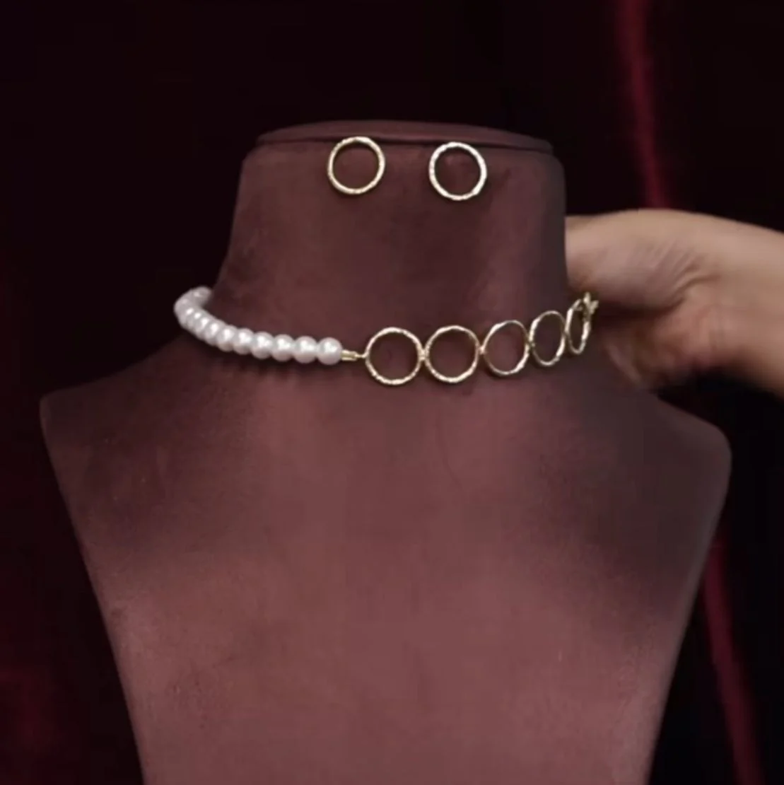 Golden Circle Pearl Choker With Earring - Image 6