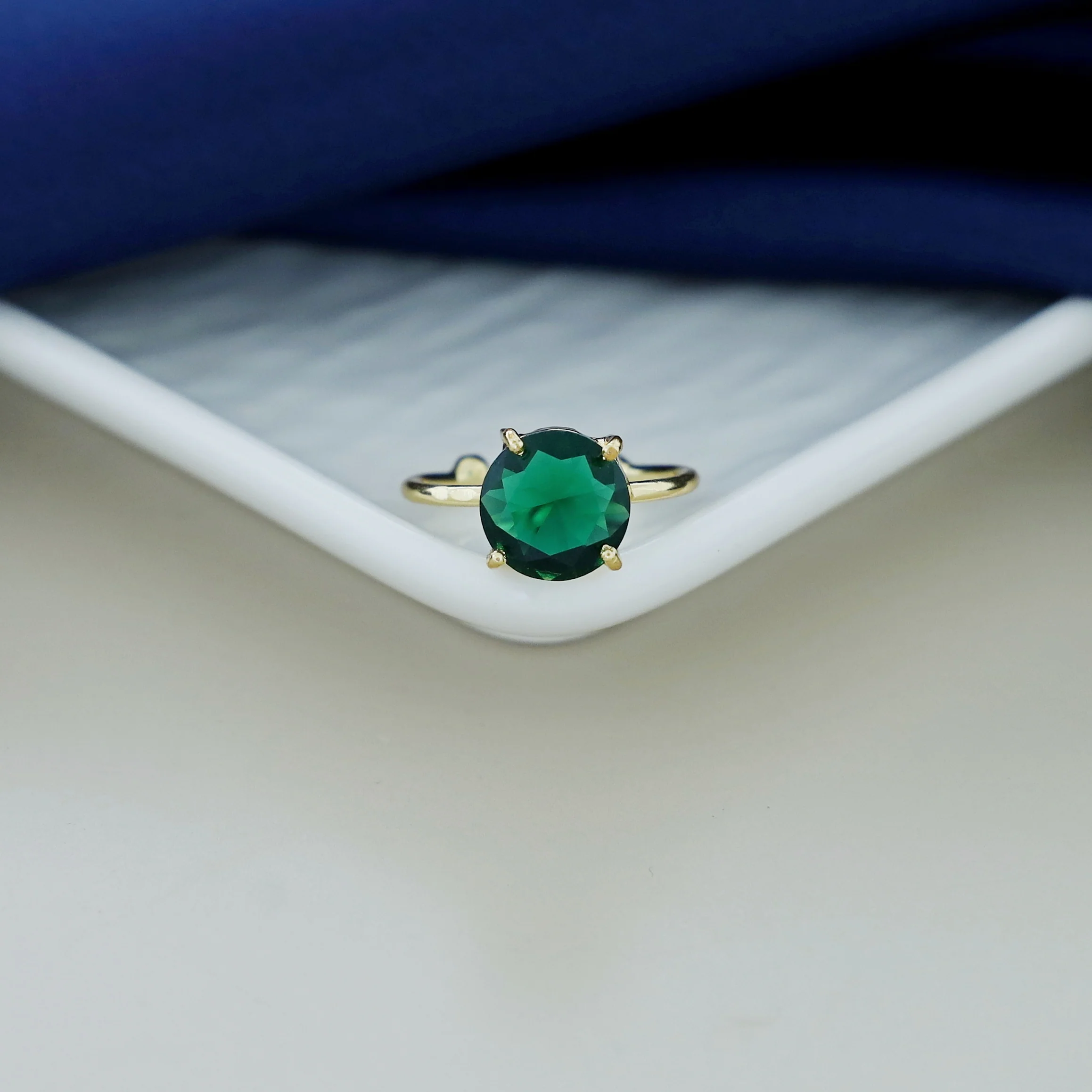 Golden Claw Glossy Round Ring - Image 3