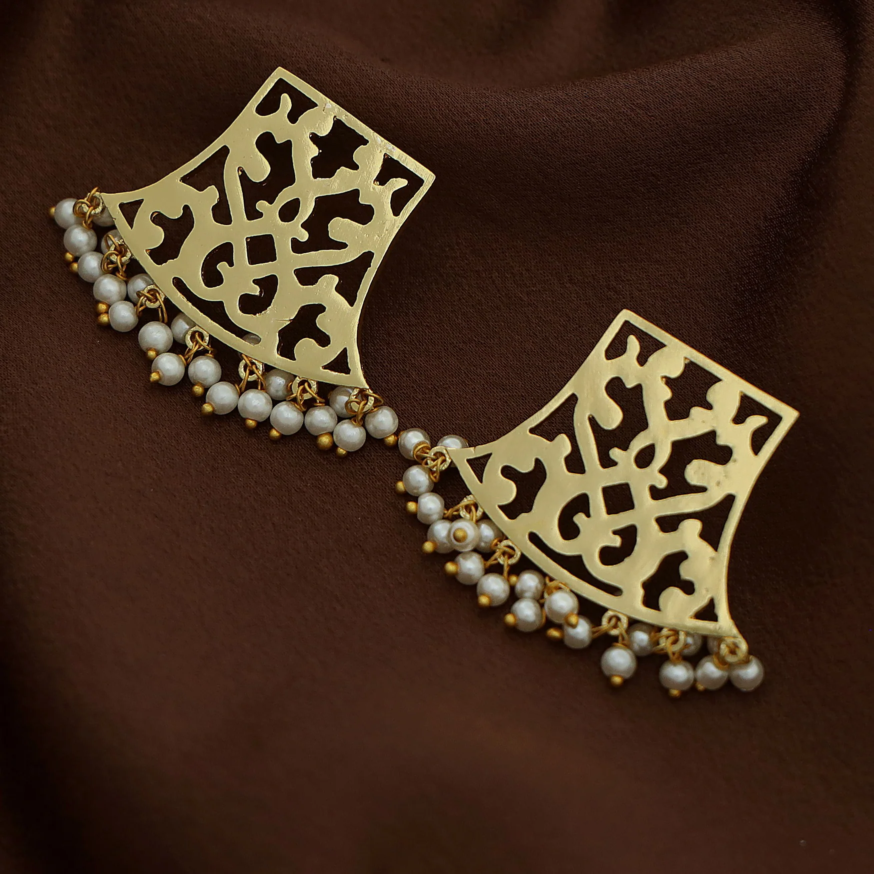 Vivia Golden FilIgree Cluster Pearl Earring - Image 2