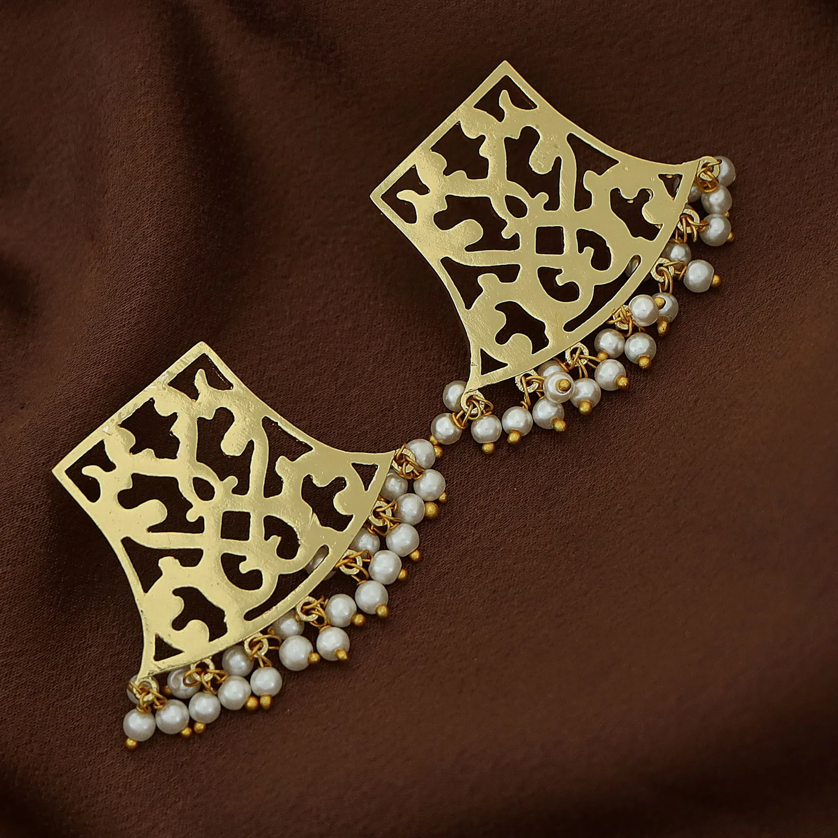 Vivia Golden FilIgree Cluster Pearl Earring - Image 3