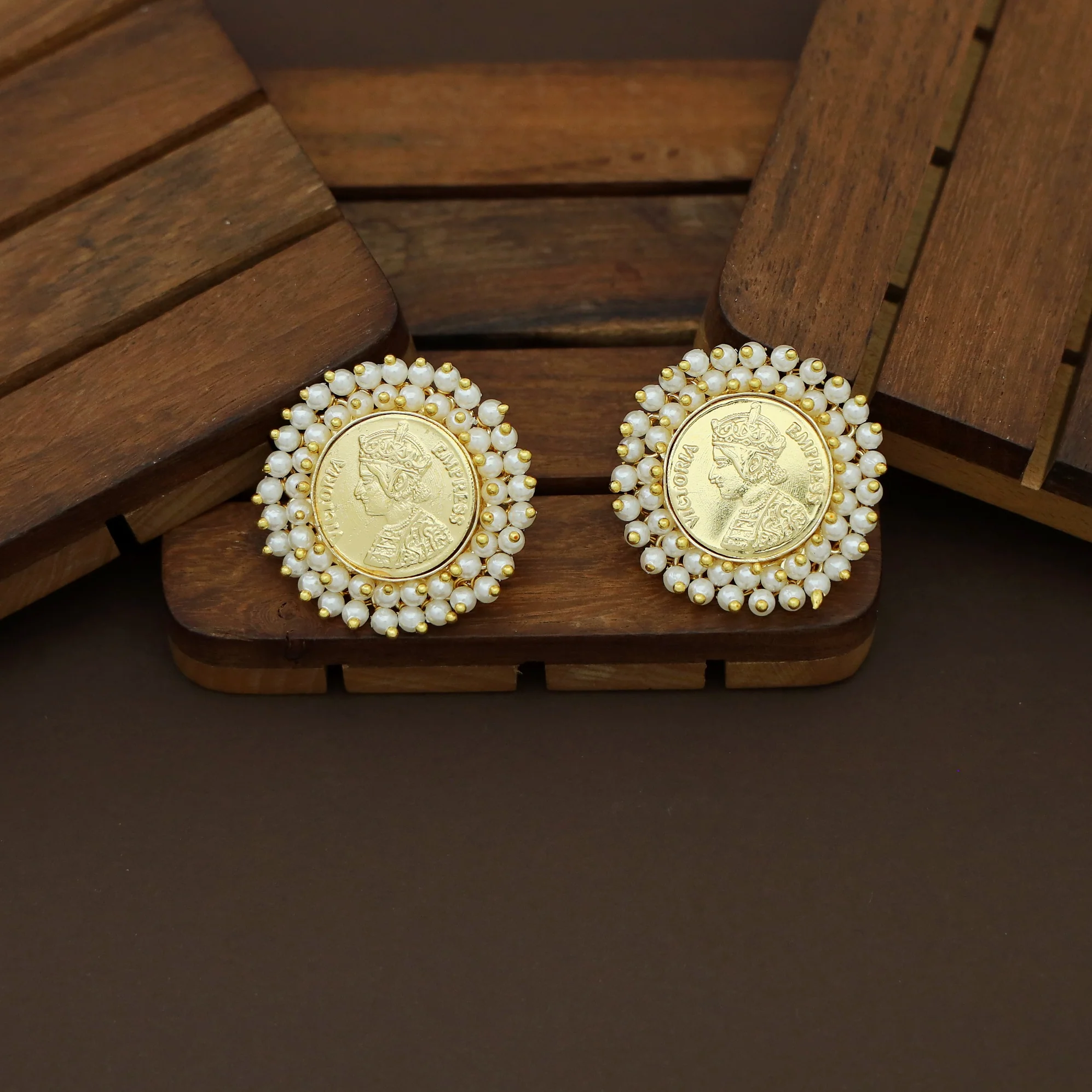 Golden Coin Cluster Pearl Choker / Short Neckpiece With Earring - Image 4