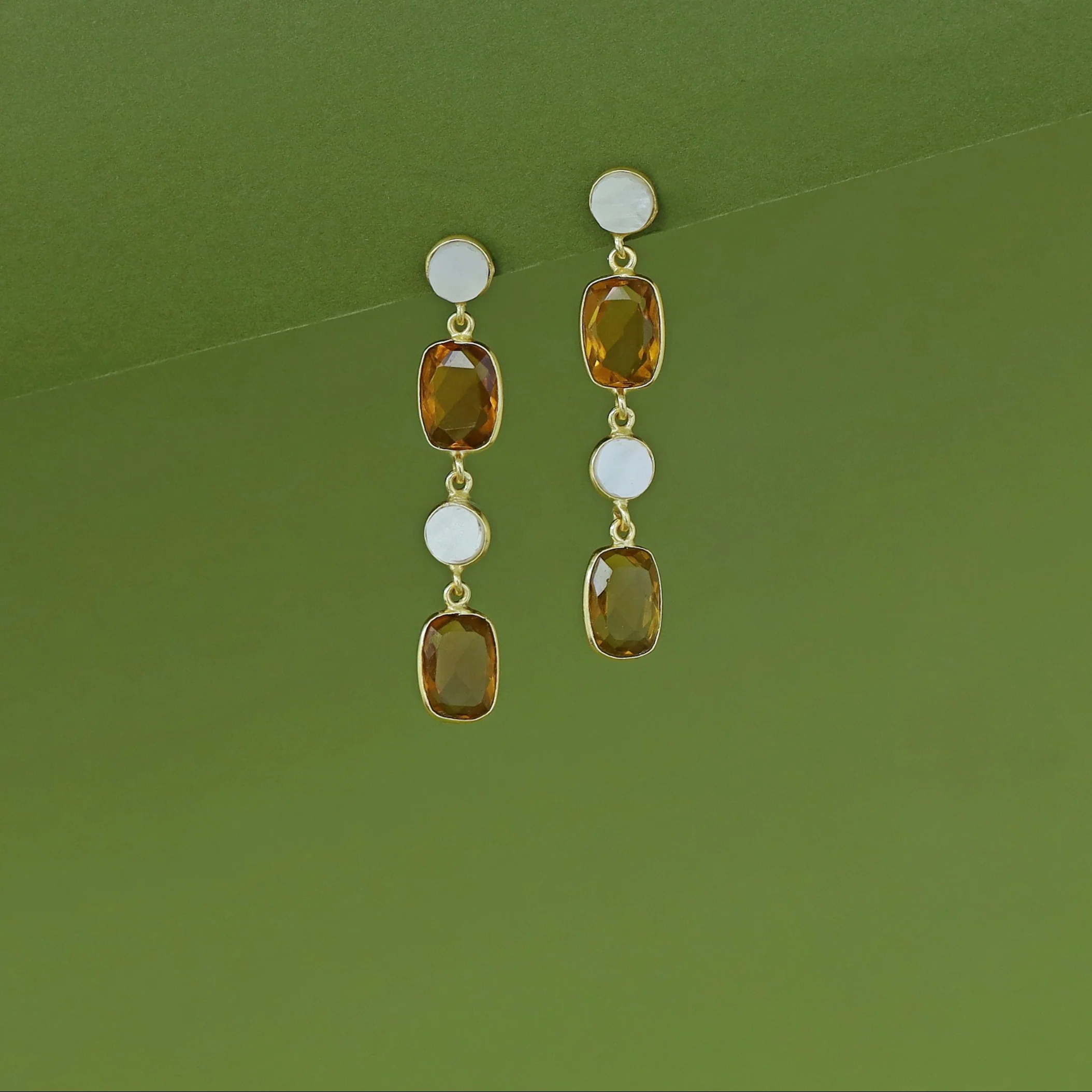 Eshita Golden Dual MOP + Glossy Earring - Image 4