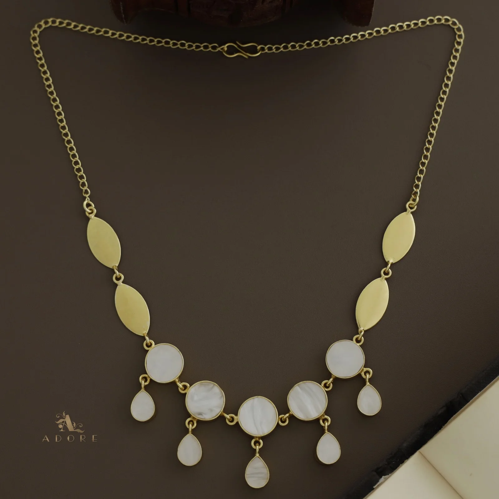 Golden Ellipse Round & Drop MOP Short Neckpiece - Image 3