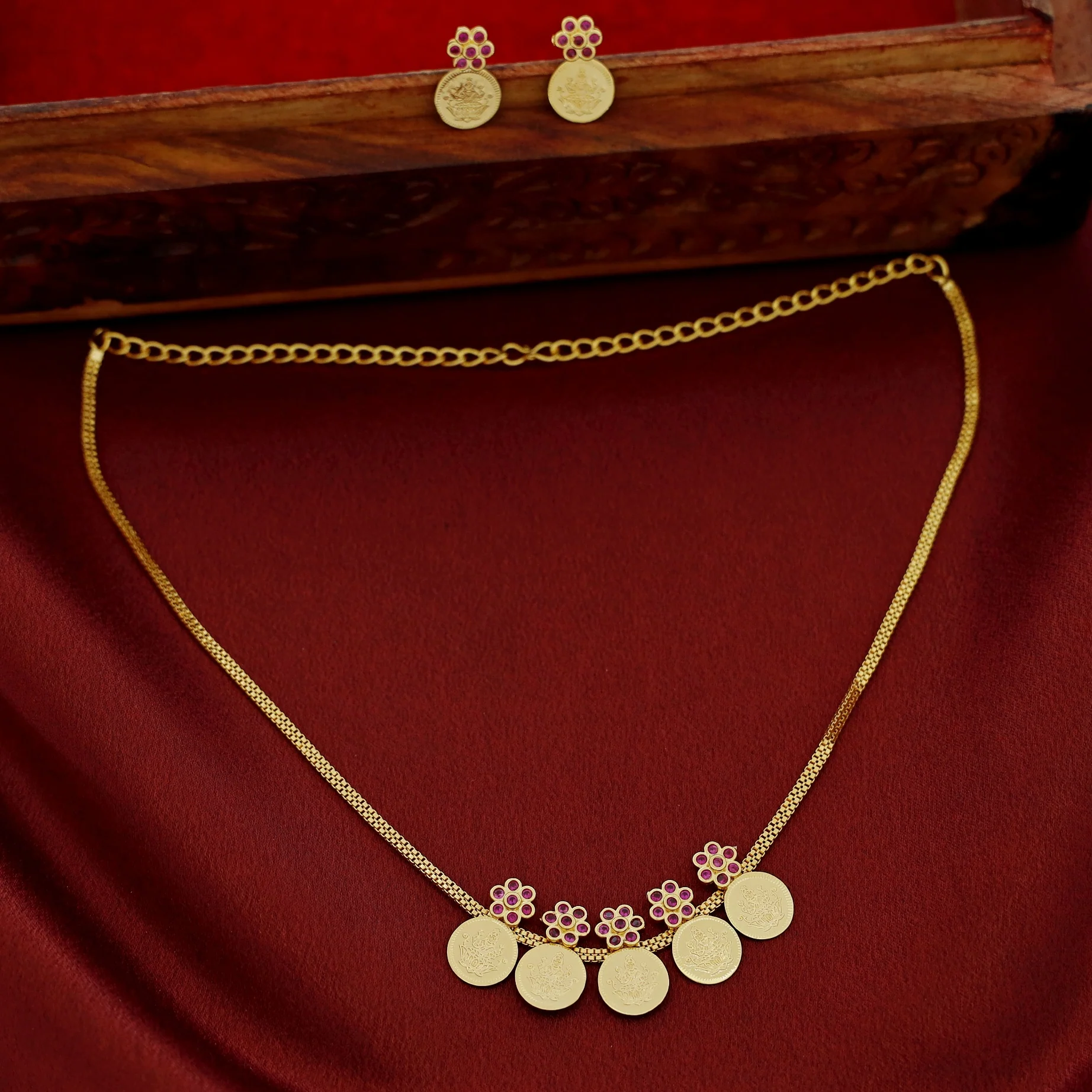 Golden Floral Five Kashi Neckpiece with Earring - Image 2