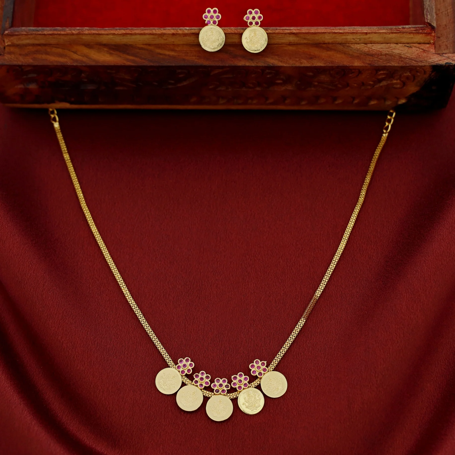Golden Floral Five Kashi Neckpiece with Earring - Image 3