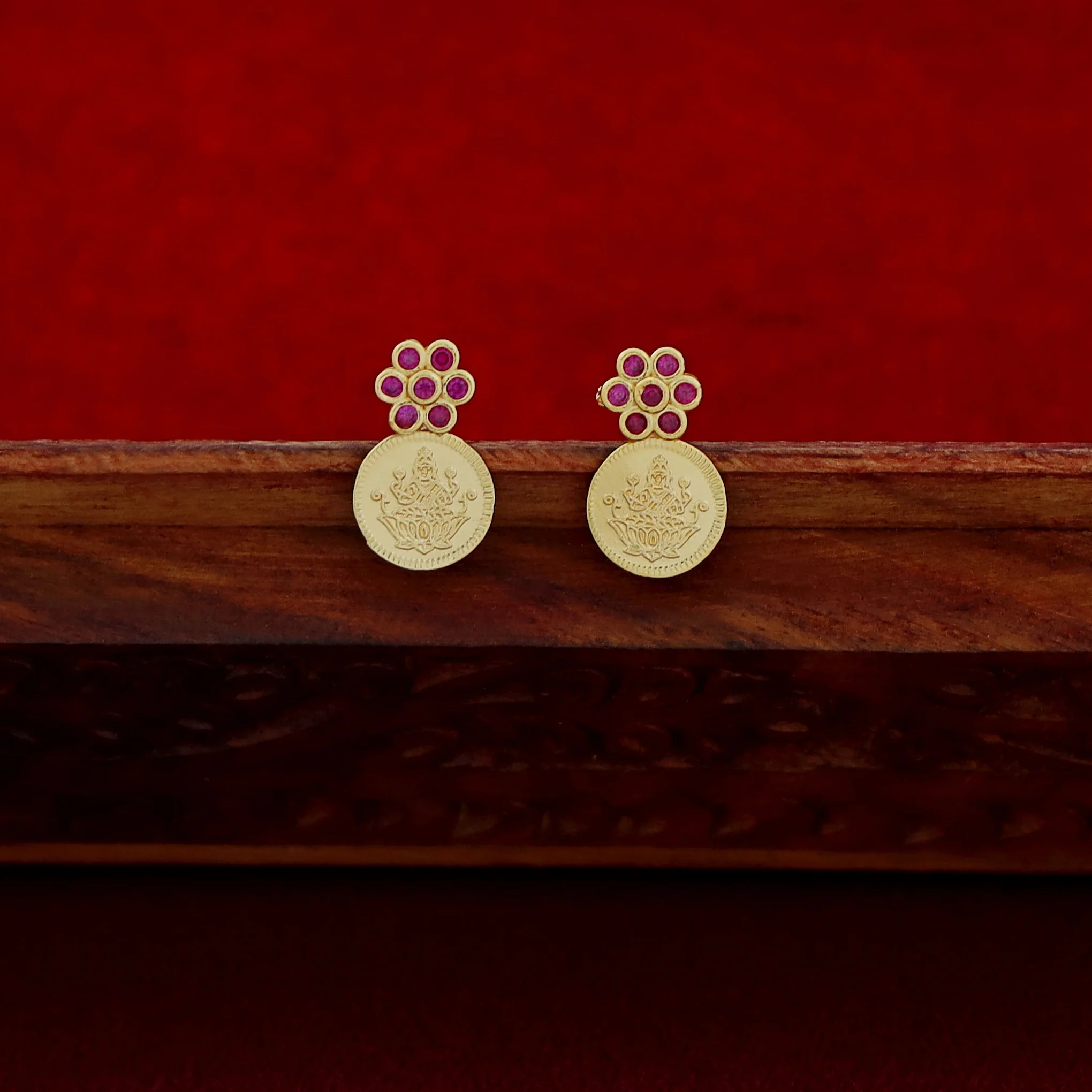 Golden Floral Five Kashi Neckpiece with Earring - Image 4