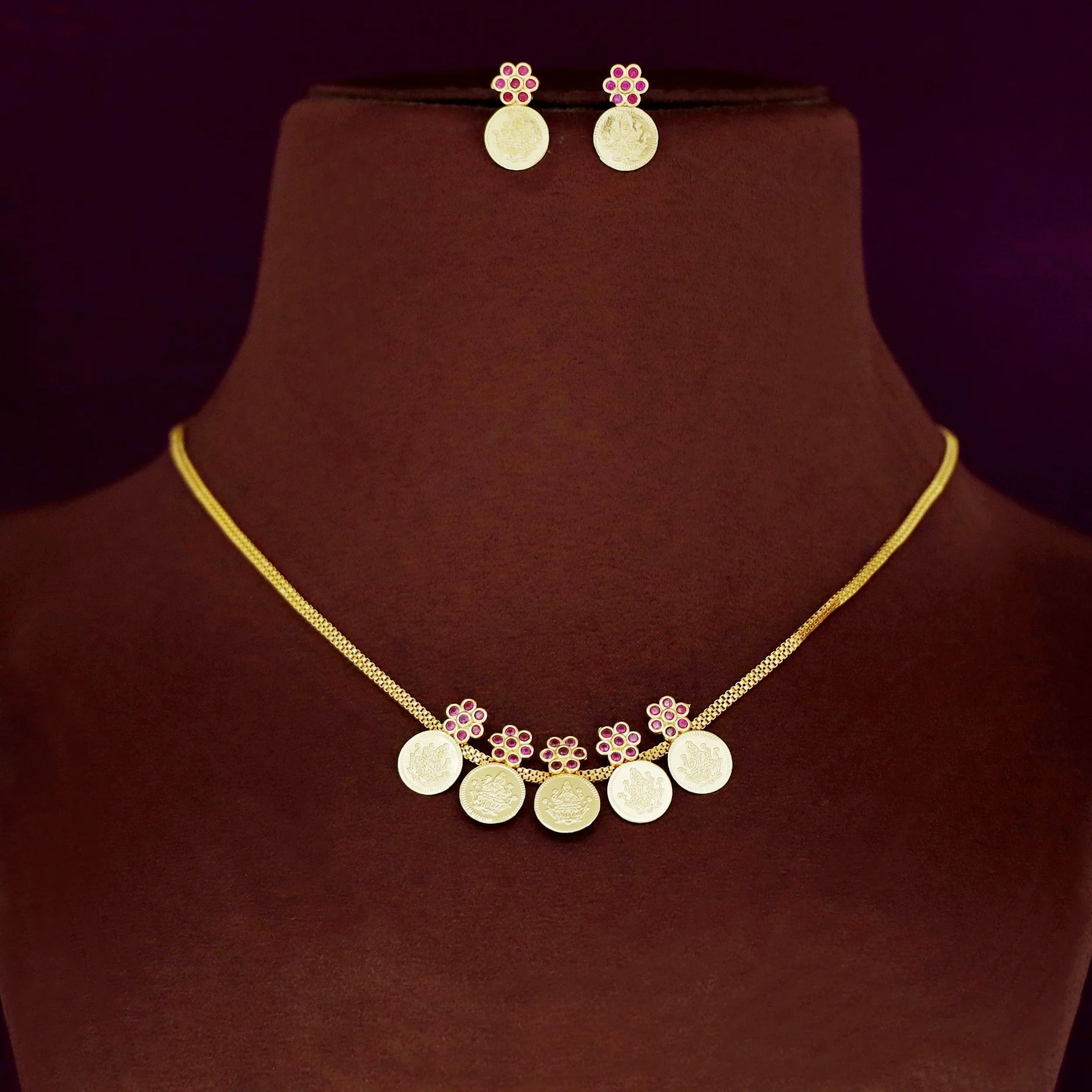Golden Floral Five Kashi Neckpiece with Earring - Image 5